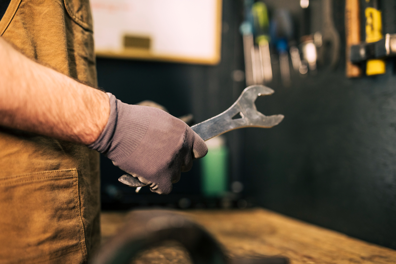 Mężczyzna trzymający klucz | Źródło: Freepik