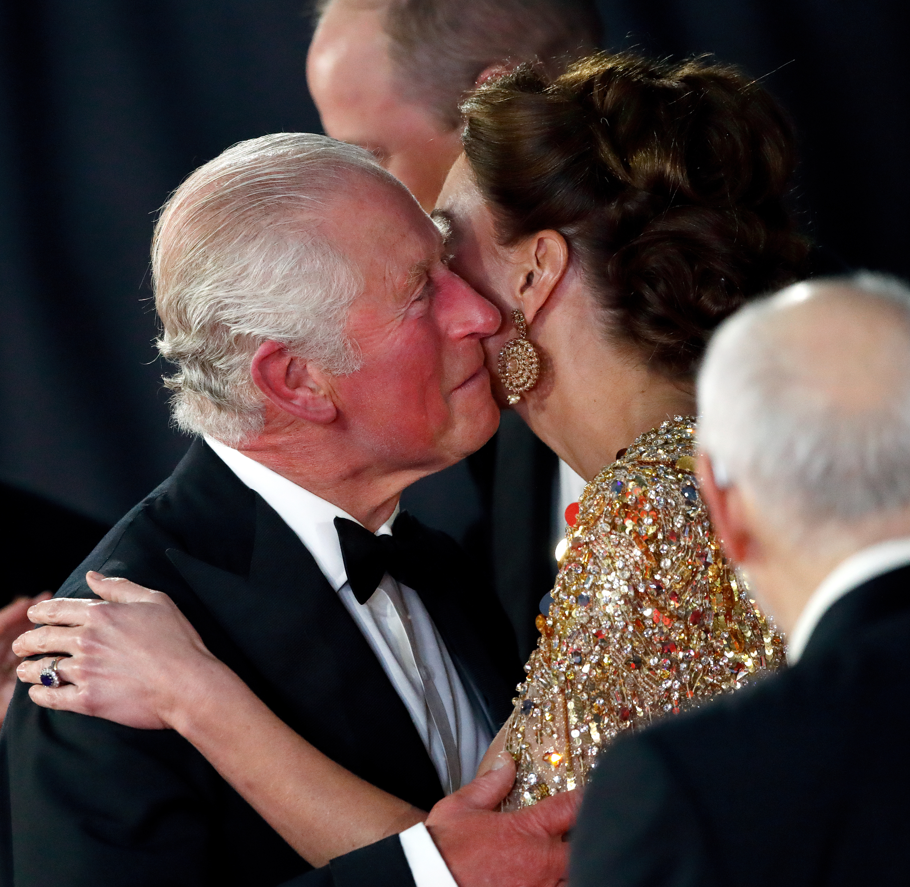 König Charles III. küsst die Prinzessin von Wales bei der "No Time To Die"-Weltpremiere in London im Jahr 2021 | Quelle: Getty Images
