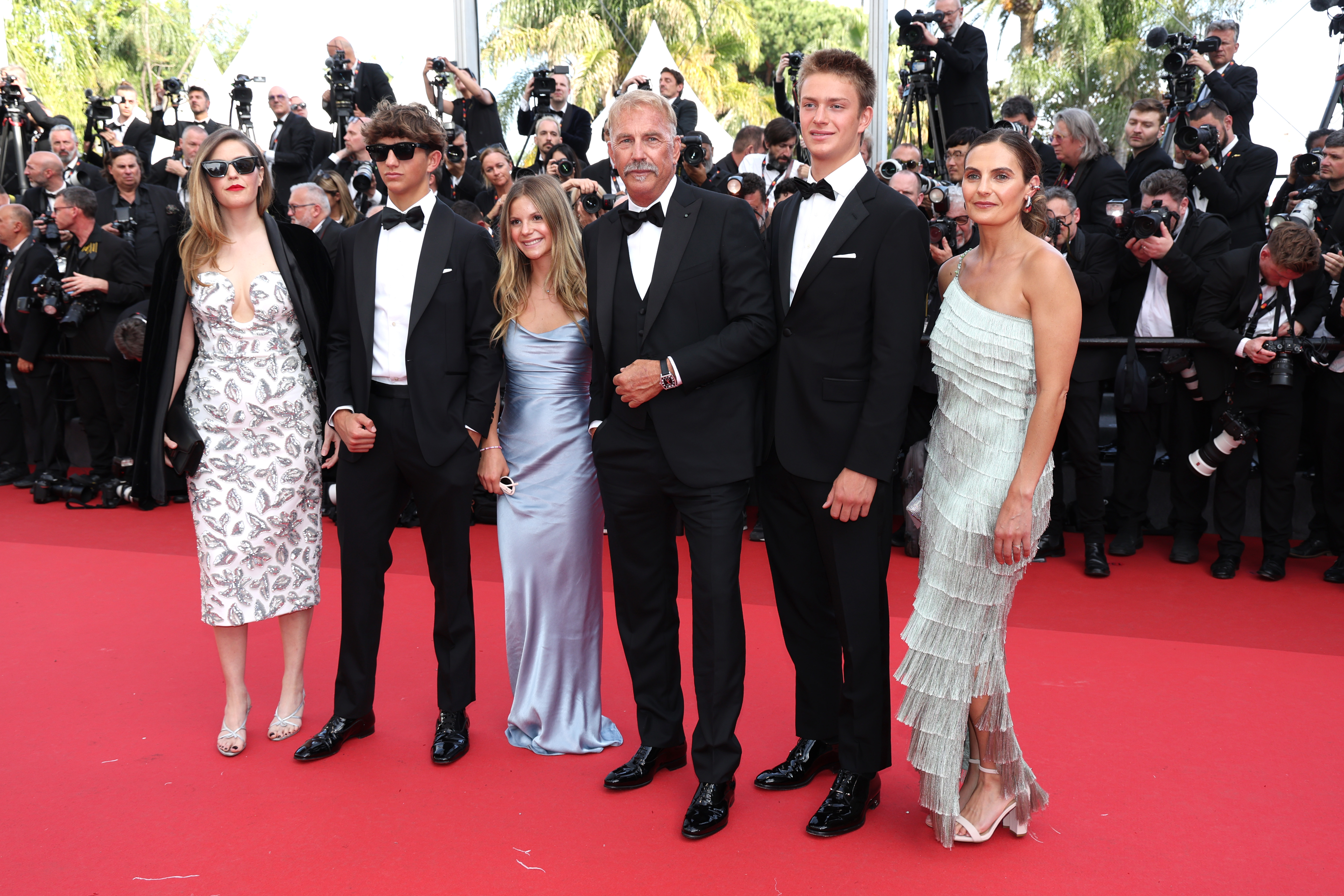 Kevin Costner mit seinen Kindern Annie, Cayden, Grace, Hayes und Lily bei den Filmfestspielen 2024 in Cannes | Quelle: Getty Images