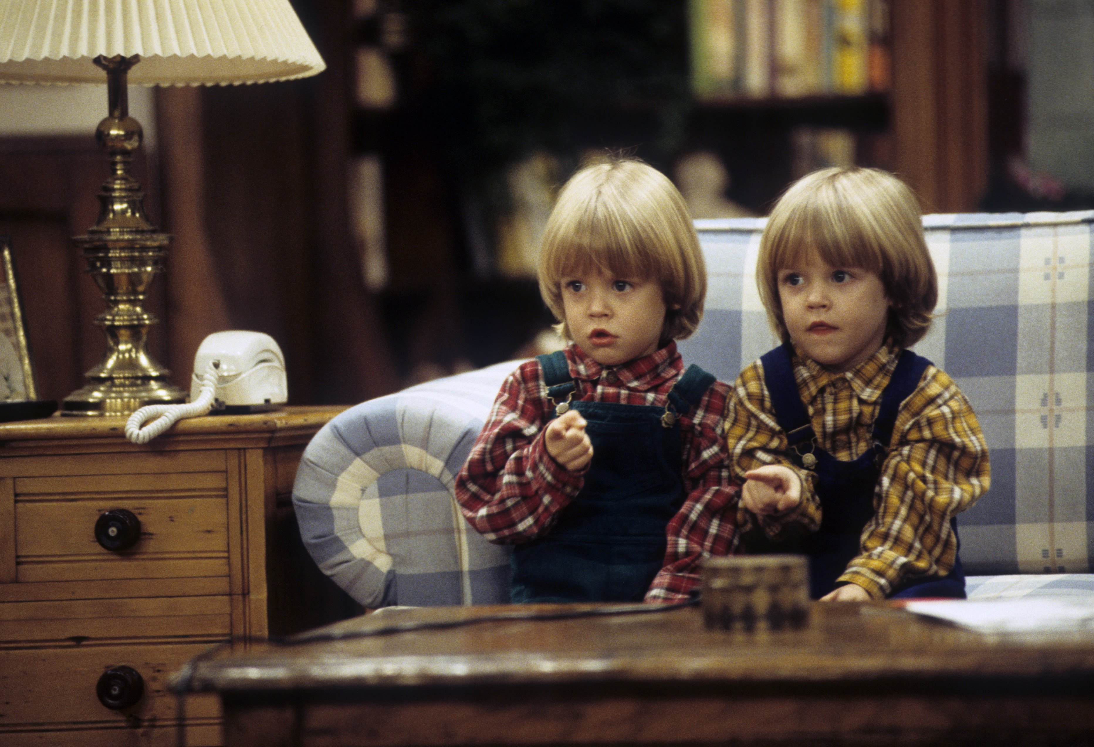Die Zwillinge blieben bis zum Ende der Sitcom „Full House“ im Jahr 1995 dabei und waren bei vielen der wichtigsten Momente der Familie dabei. Nach dem Ende der Serie zogen sich die Brüder aus dem Schauspielgeschäft zurück, doch ihr Leben nahm in den folgenden Jahren ganz unterschiedliche Wendungen. | Quelle: Getty Images
