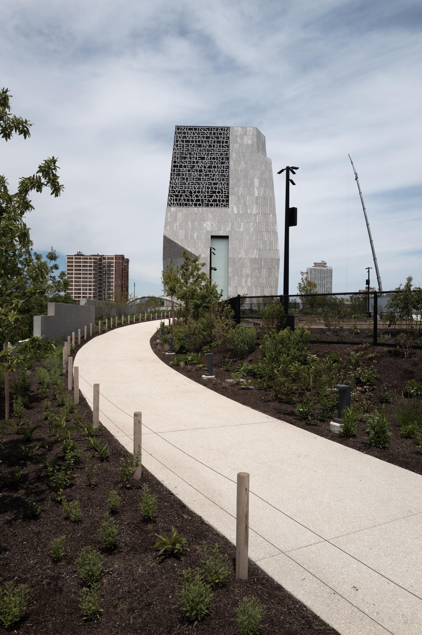 Die Familie Obama versammelte sich, um die Eröffnung eines bedeutenden neuen Wahrzeichens auf der South Side zu feiern. Auf diesem Foto ragt das Museumsgebäude am 3. Juni 2026 in Chicago, Illinois, über den Campus des Obama Presidential Center empor. | Quelle: Getty Images