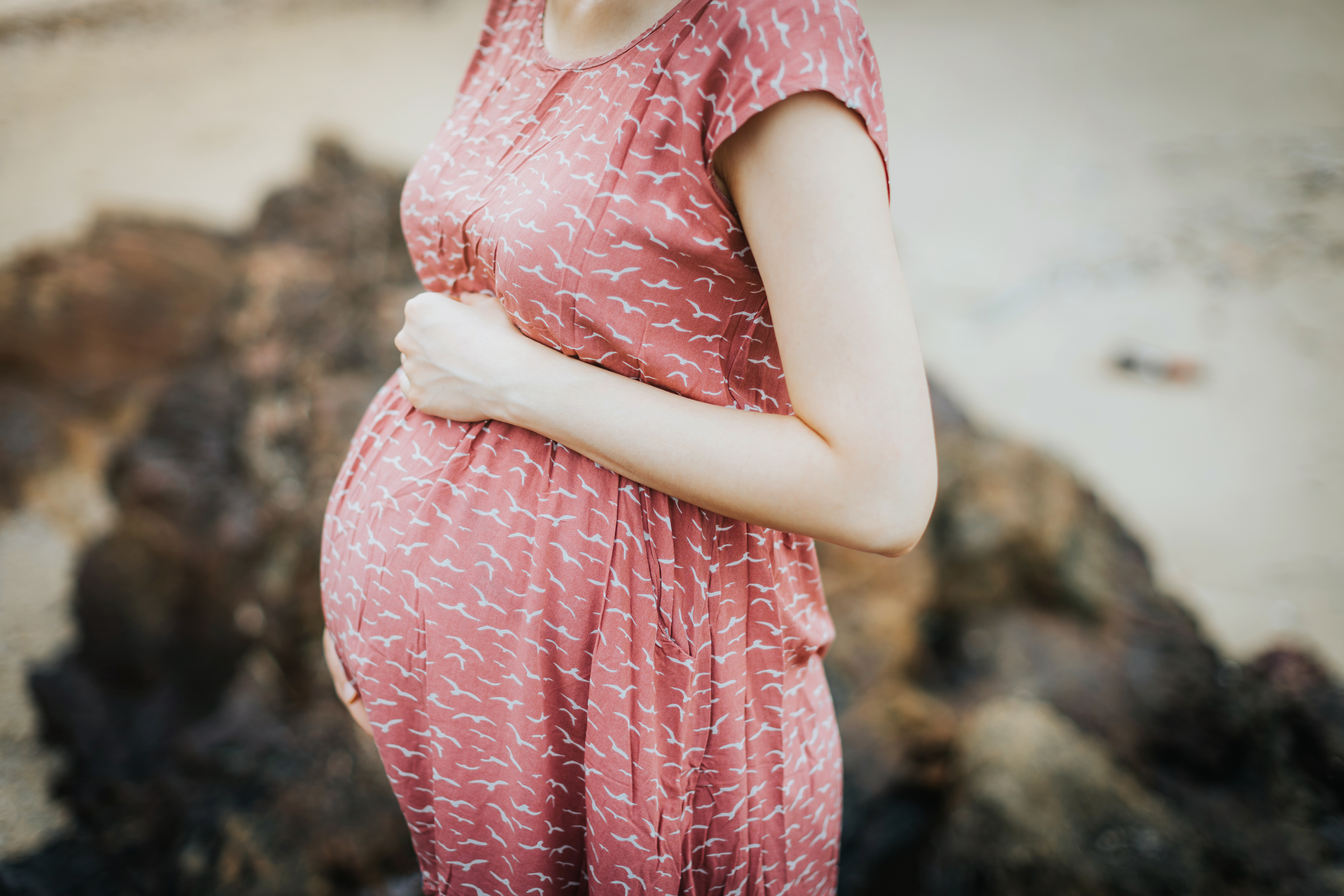 Eine schwangere Frau, die ihren Bauch hält | Quelle: Getty Images
