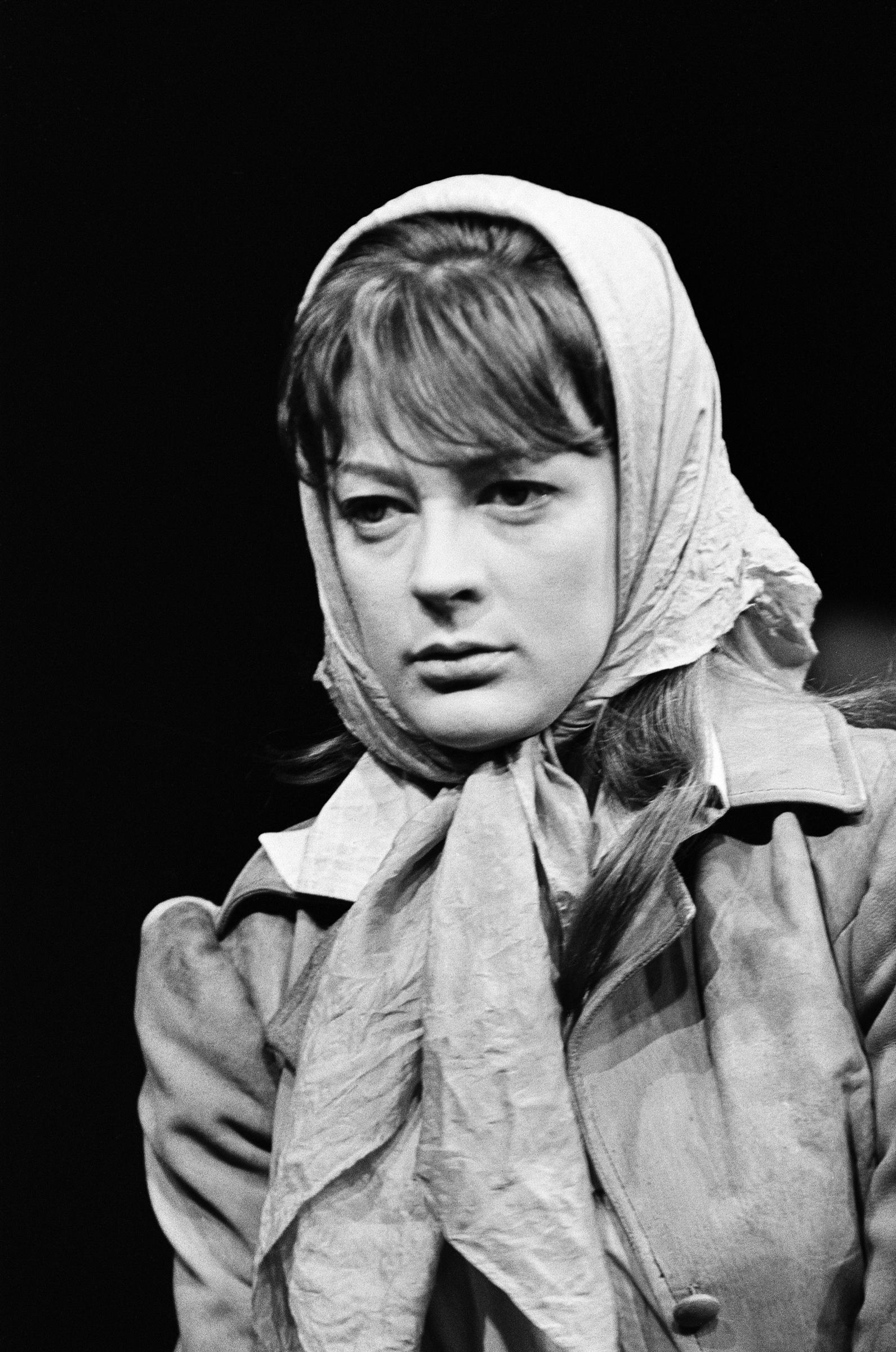 Maggie Smith auf dem Set des Theaterstücks "The Master Builder" im Jahr 1965 | Quelle: Getty Images