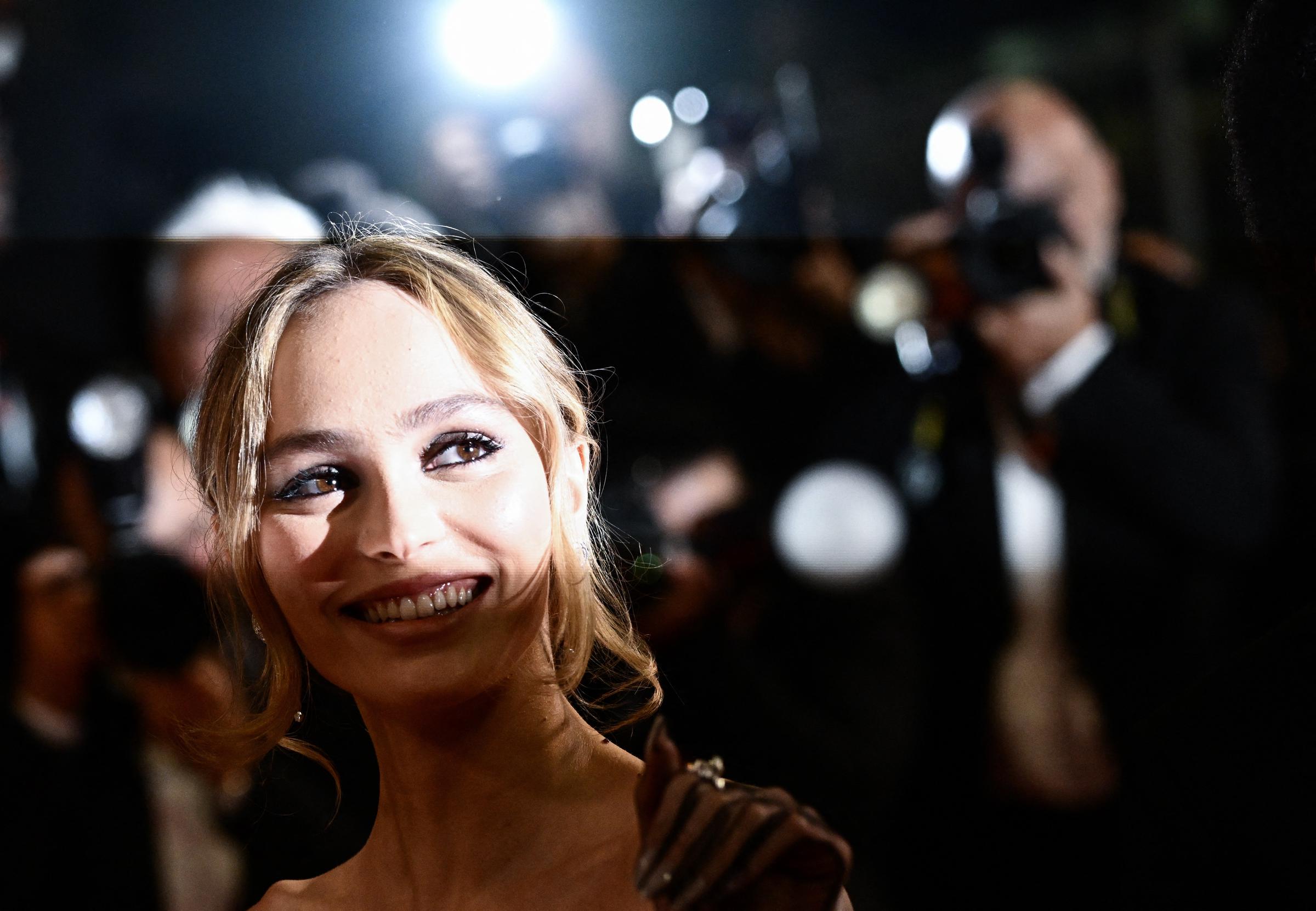 Lily-Rose Depp lächelt am 22. Mai 2023 bei den Filmfestspielen von Cannes während einer Vorführung von „The Idol“ in die Kameras. Die Schauspielerin hat erklärt, dass sie möchte, dass ihre schauspielerischen Leistungen ihr öffentliches Image prägen und nicht ihr familiärer Hintergrund. | Quelle: Getty Images