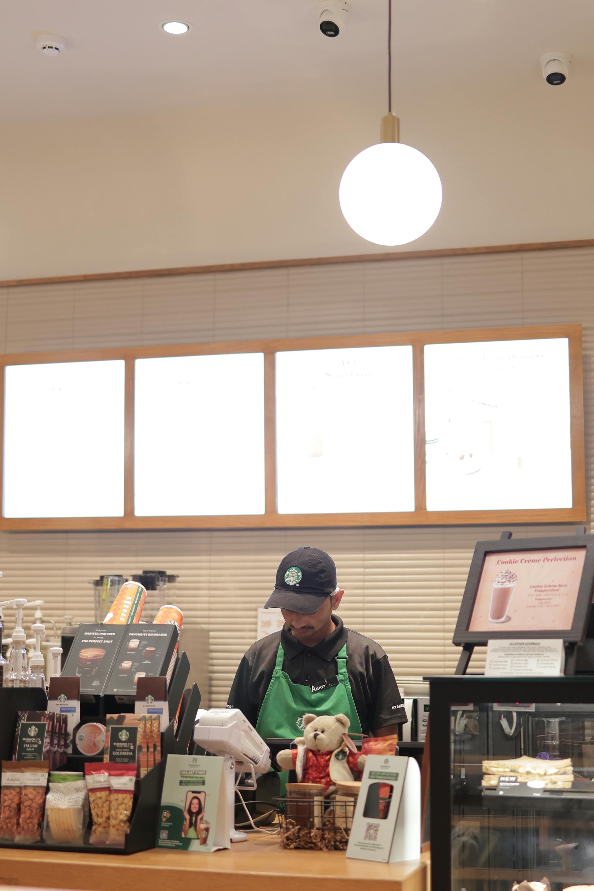 Ein Mann bei der Arbeit in einem Coffee Shop | Quelle: Pexels