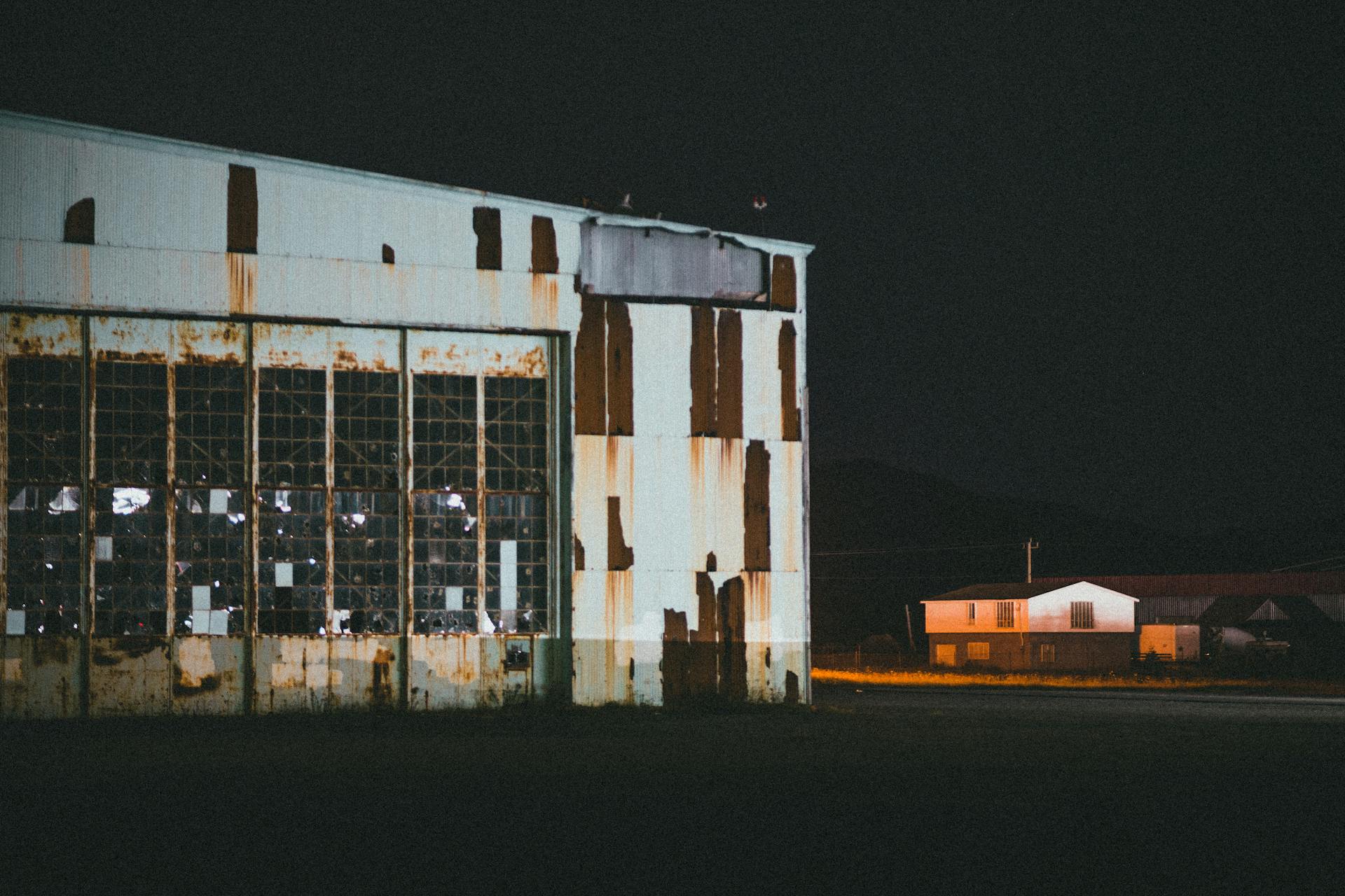 Eine rostige Lagerhalle mit zerbrochenen Fenstern | Quelle: Pexels