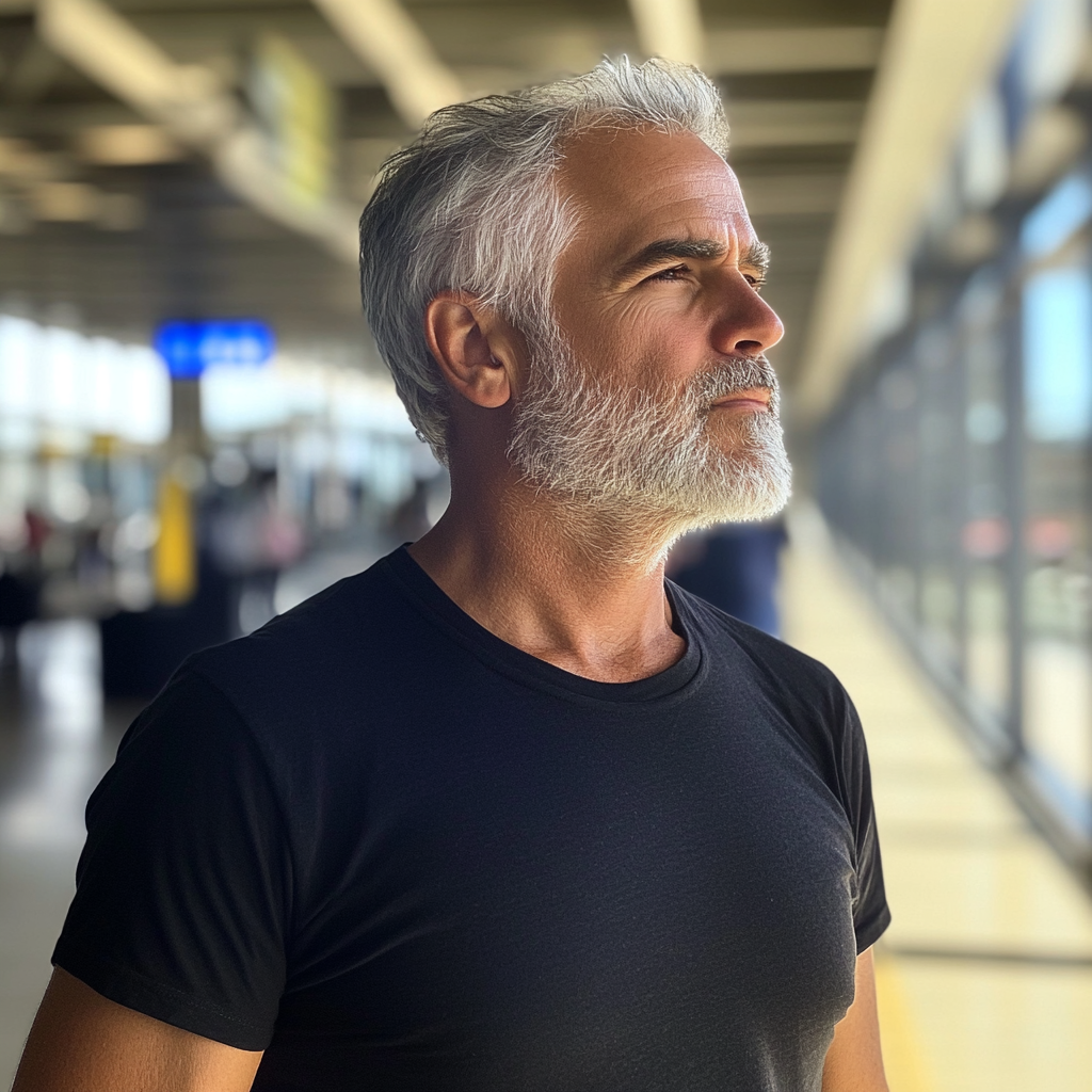 Ein Mann steht in einem Flughafen | Quelle: Midjourney