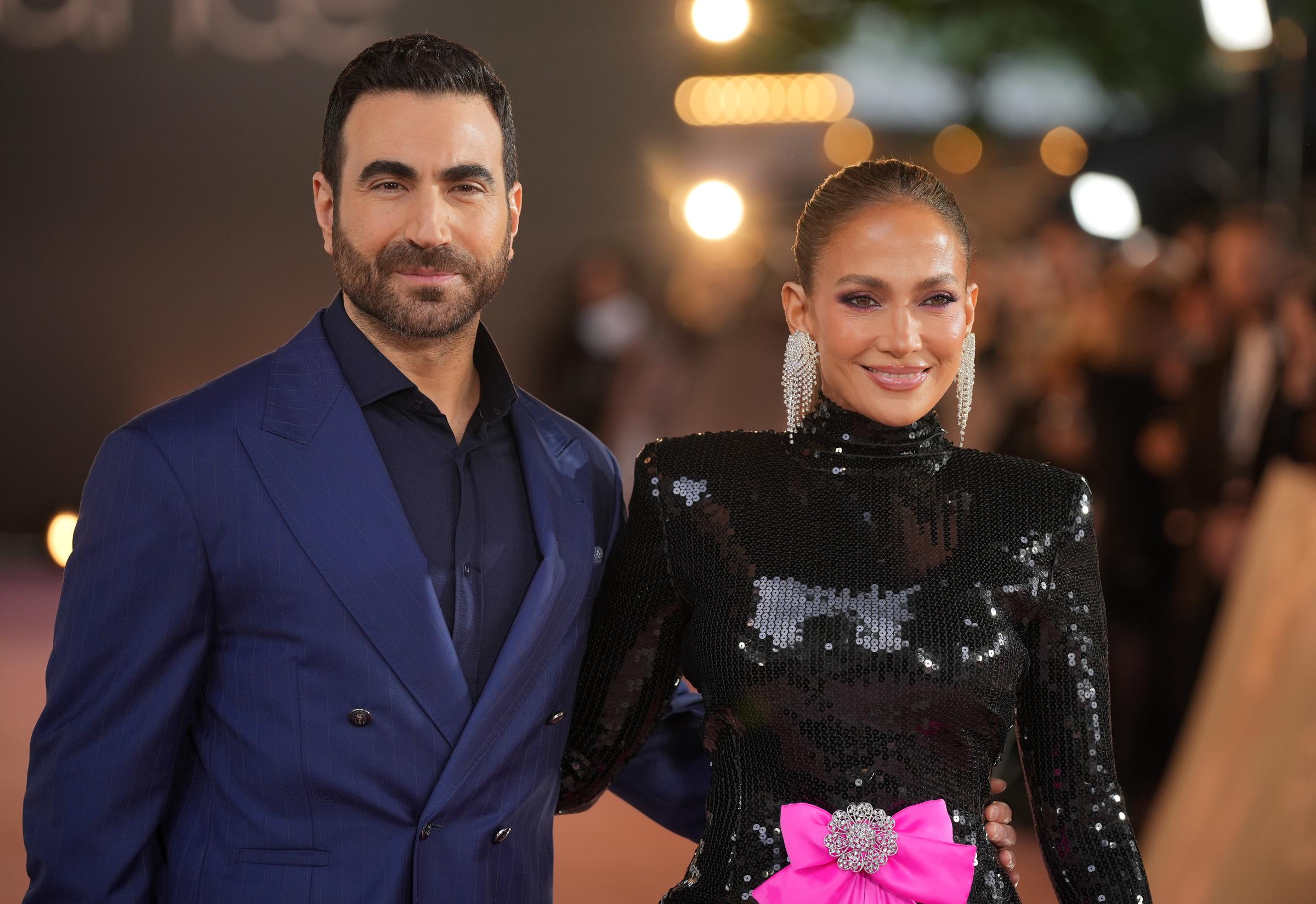 Jennifer Lopez und Brett Goldstein posieren gemeinsam bei der britischen Premiere von „Office Romance“ am 3. Juni 2026 in London. Ihr gemeinsamer Auftritt bietet einen genaueren Blick auf den Schauspieler, den manche Social-Media-Nutzer mit Ben Affleck verglichen haben. | Quelle: Getty Images