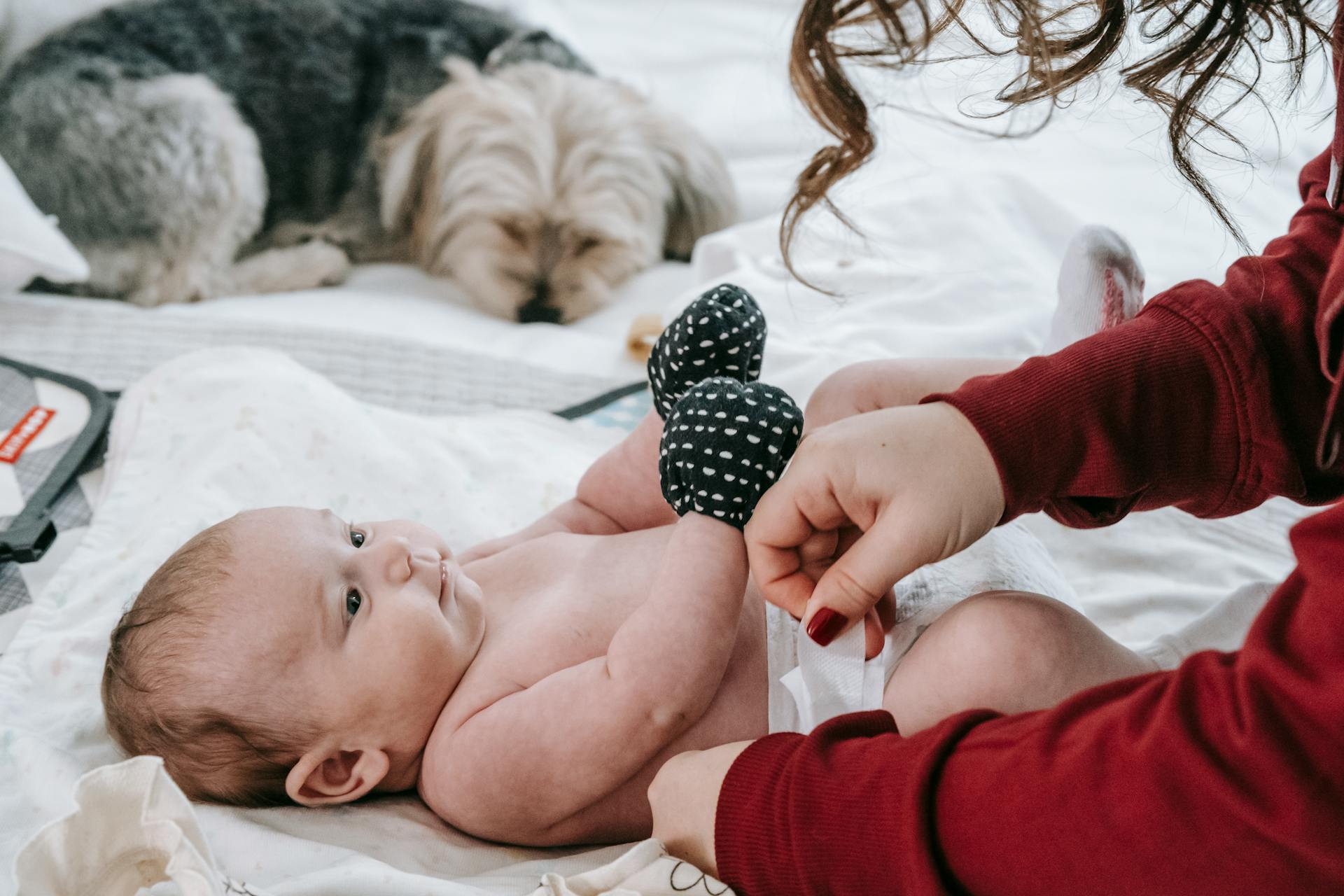 Frau wechselt einem Baby die Windel | Quelle: Pexels