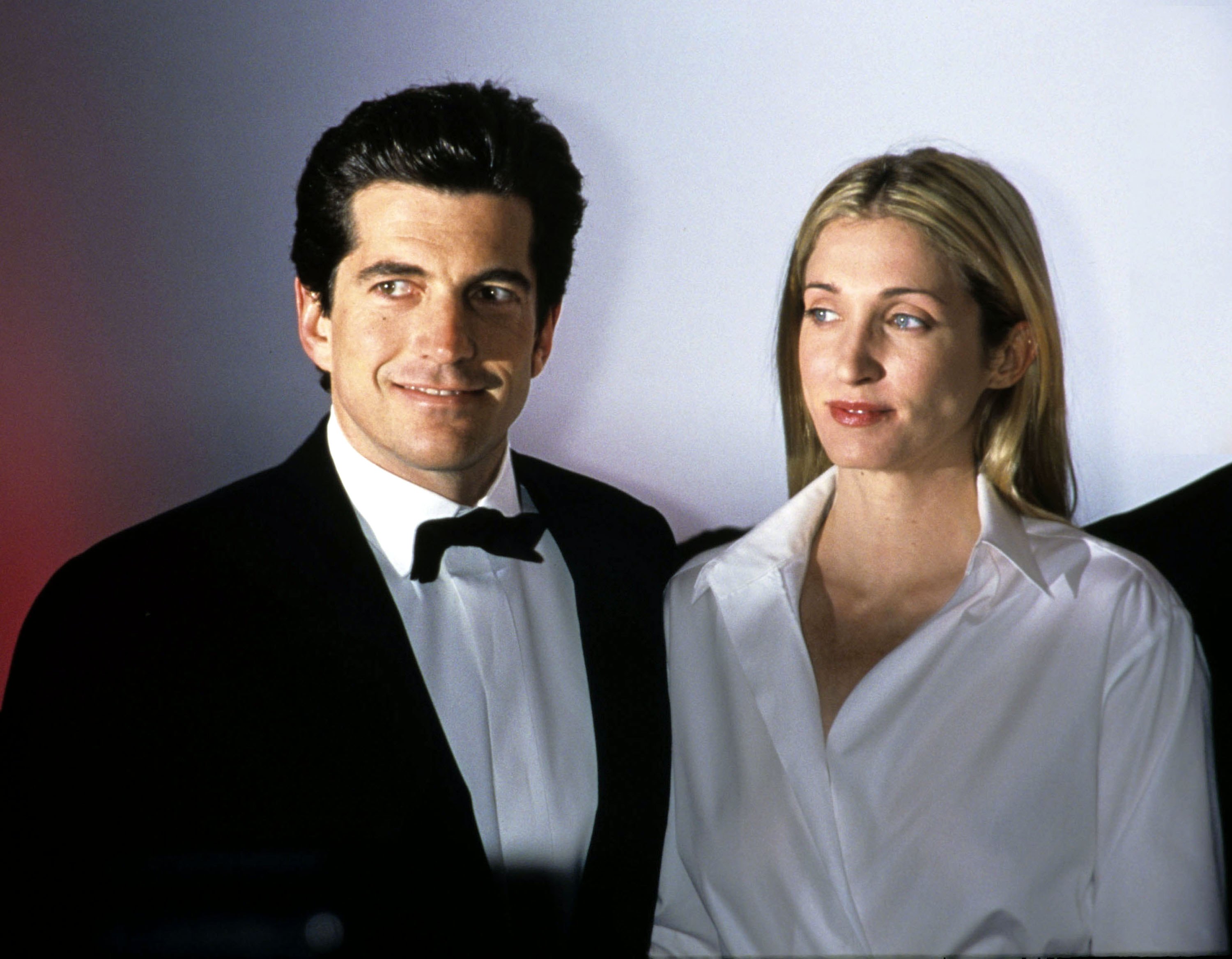 John F. Kennedy Jr. und Carolyn Bessette Kennedy bei der jährlichen Brite Night Whitney Fundraising Gala am 9. März 1999 im Whitney Museum in New York. | Quelle: Getty Images