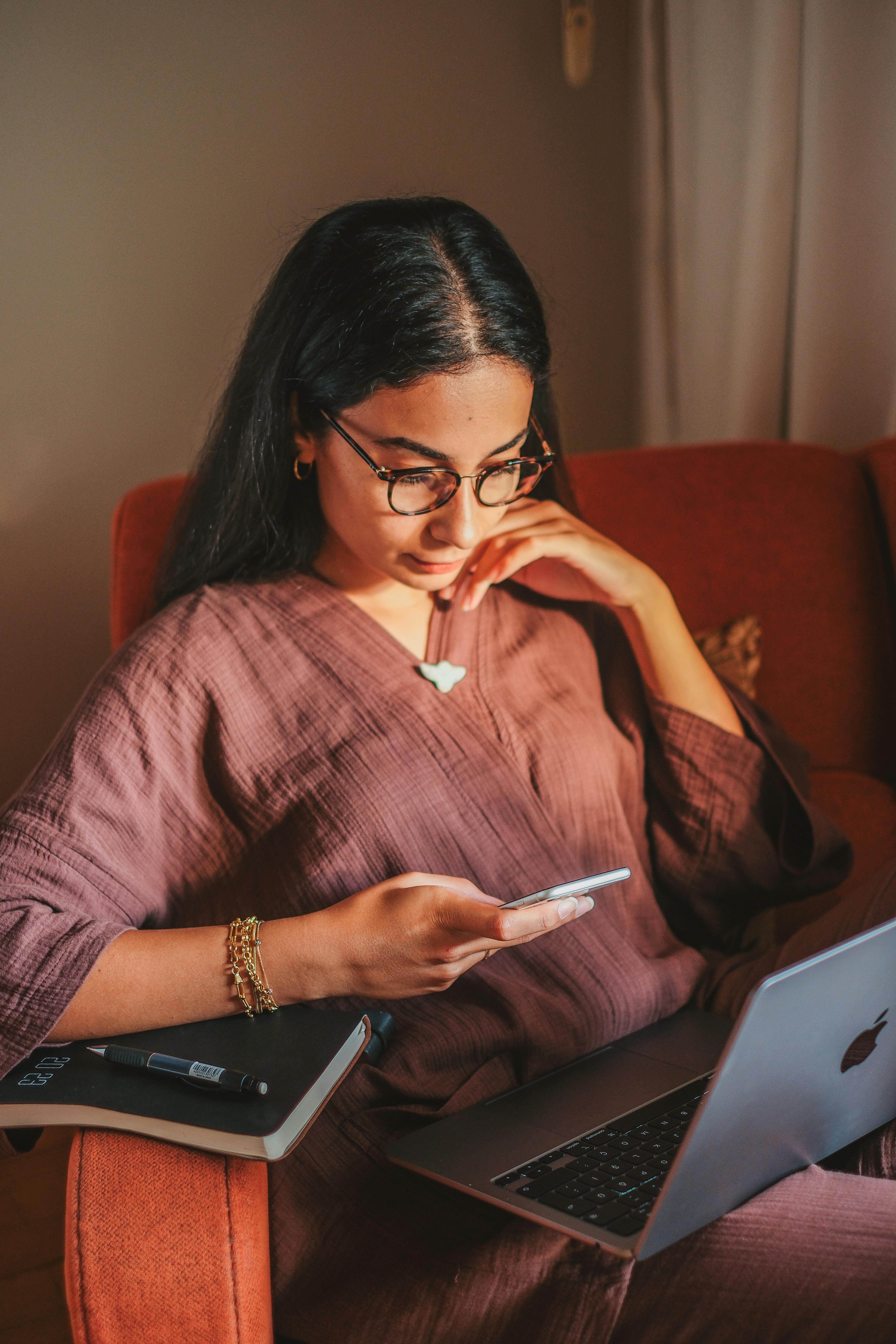 Eine Frau schaut auf ihr Telefon | Quelle: Pexels