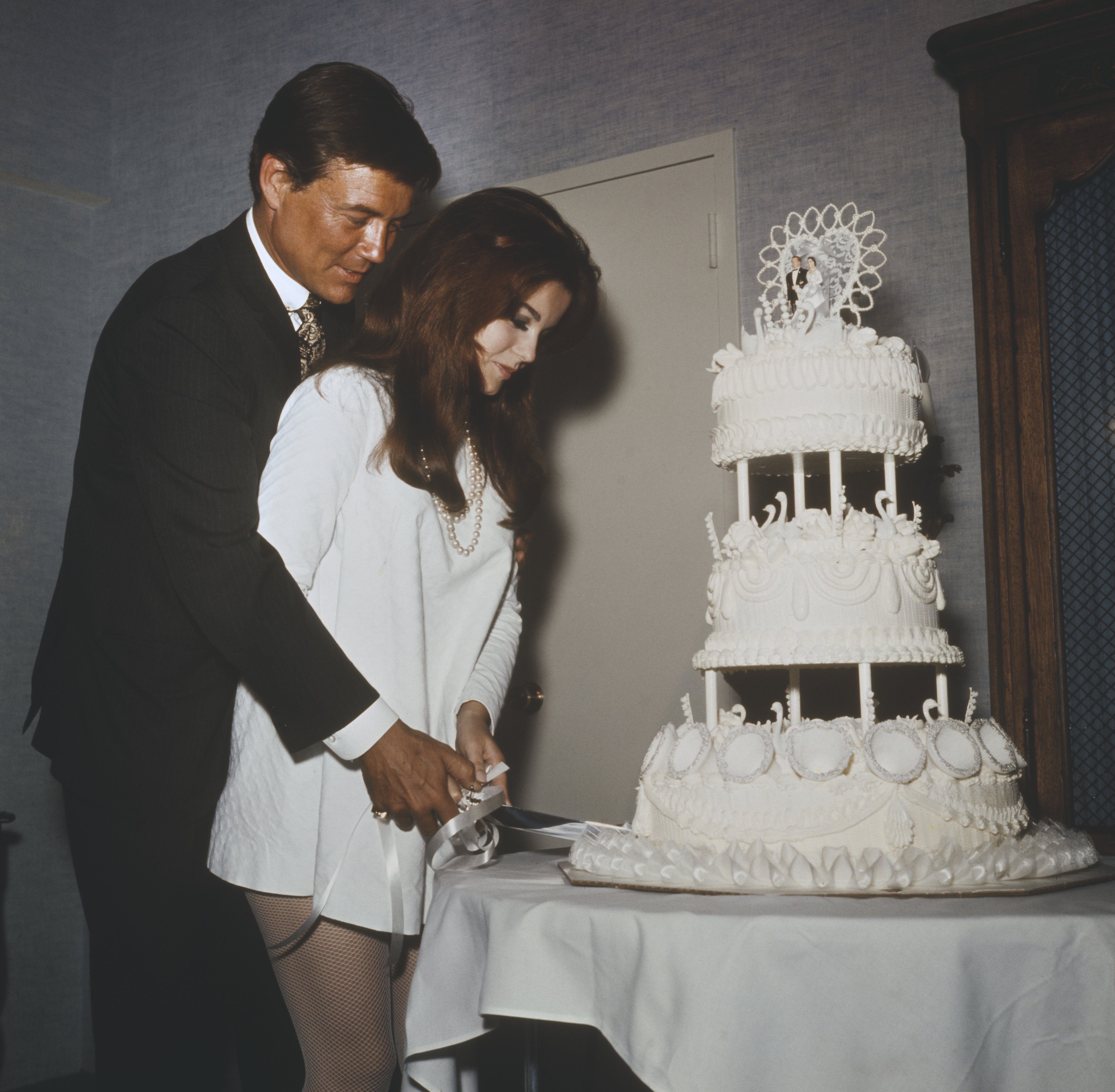Die Frischvermählten Roger Smith und Ann-Margret schneiden nach ihrer Hochzeit im Riviera Hotel am 8. Mai 1967 in Las Vegas ihre Hochzeitstorte an. | Quelle: Getty Images