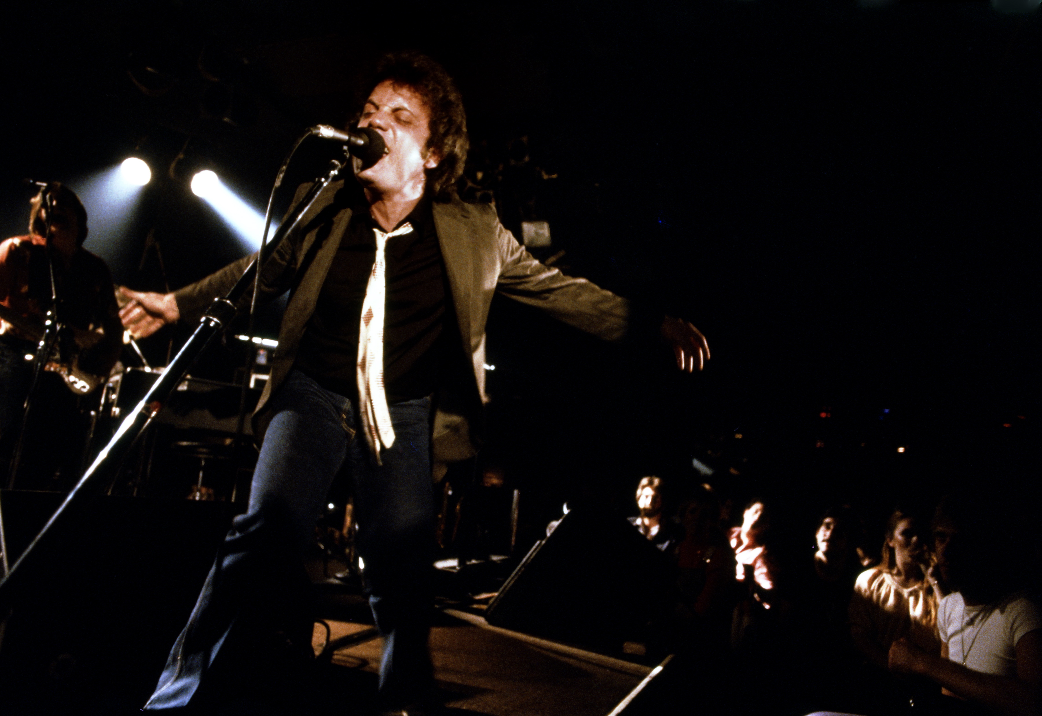 Billy Joel bei einem Live-Auftritt während seiner US-Tournee 1980 im Januar | Quelle: Getty Images