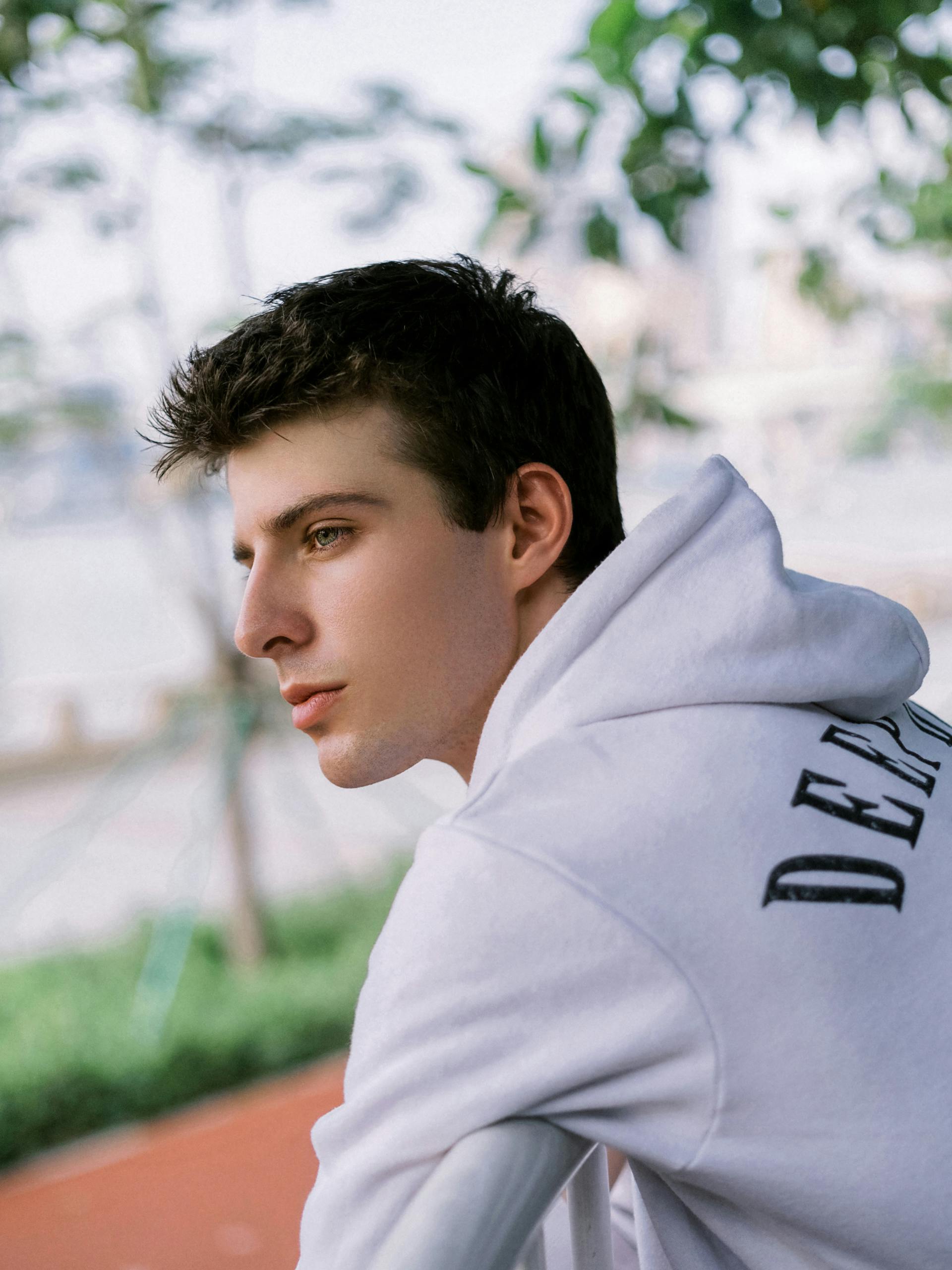 Ein junger Mann steht im Freien | Quelle: Pexels