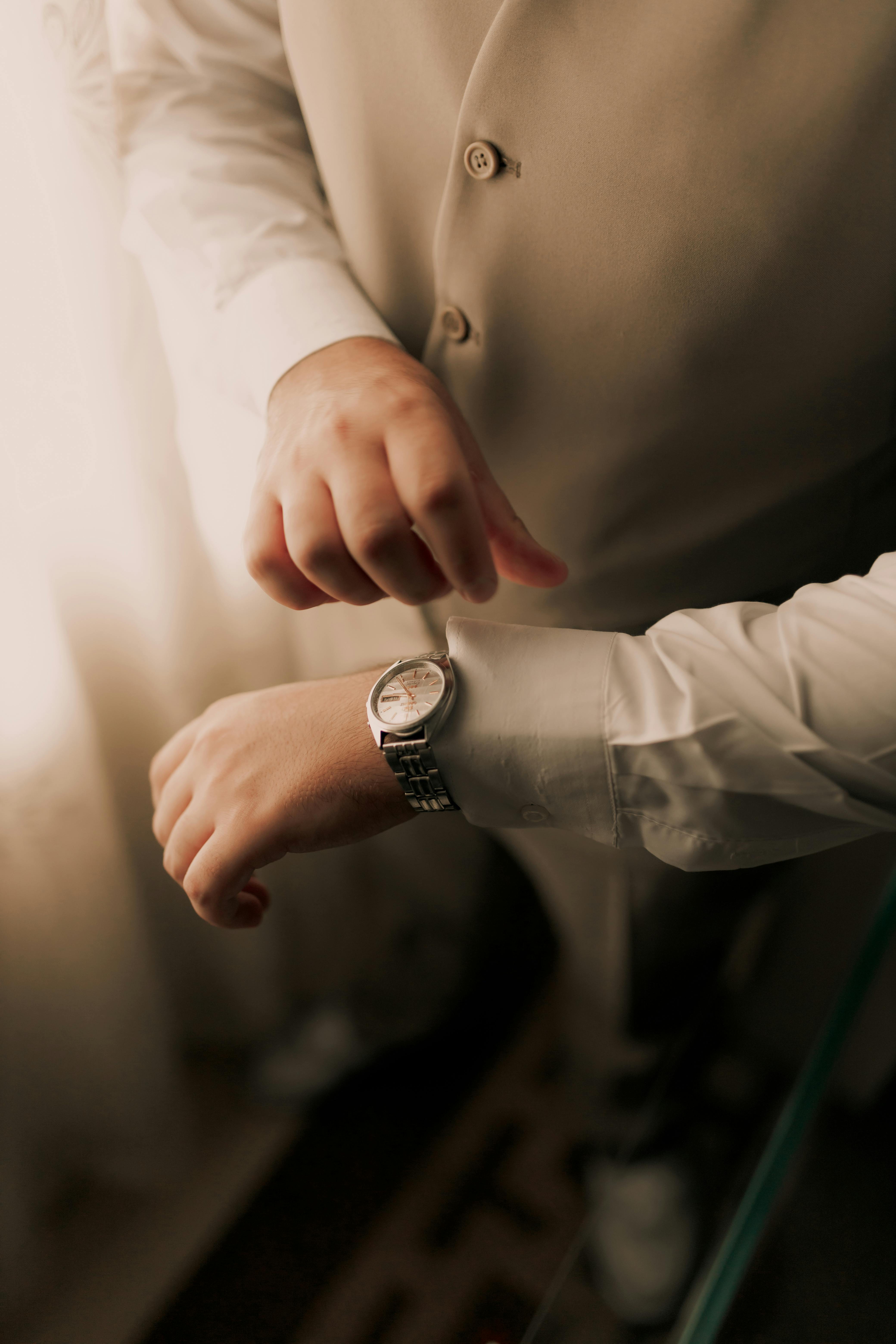 Mężczyzna ubierający się | Źródło: Pexels