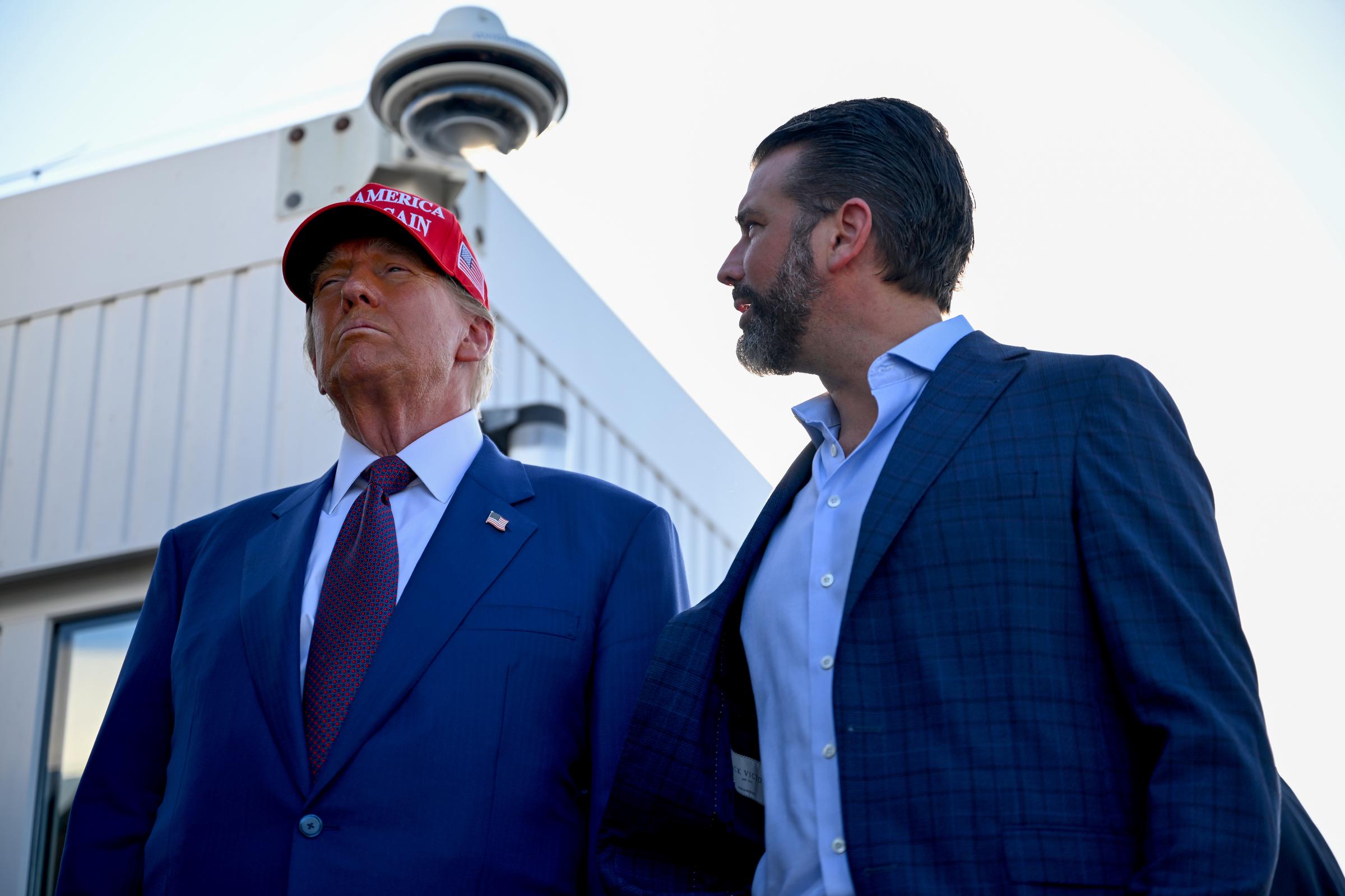 US-Präsident Donald Trump und sein Sohn Donald Trump Jr. beim Start des sechsten Testflugs der SpaceX Starship-Rakete in Brownsville, Texas, am 19. November 2024. | Quelle: Getty Images
