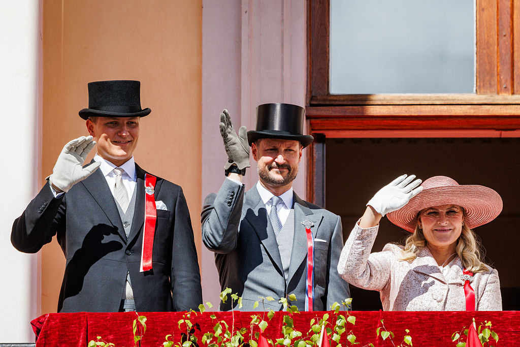 Prinz Sverre Magnus von Norwegen, Kronprinz Haakon von Norwegen und Kronprinzessin Mette Marit von Norwegen nehmen am 17. Mai 2026 in Oslo, Norwegen, am norwegischen Verfassungstag mit der Kinderparade im Königspalast teil. | Quelle: Getty Images