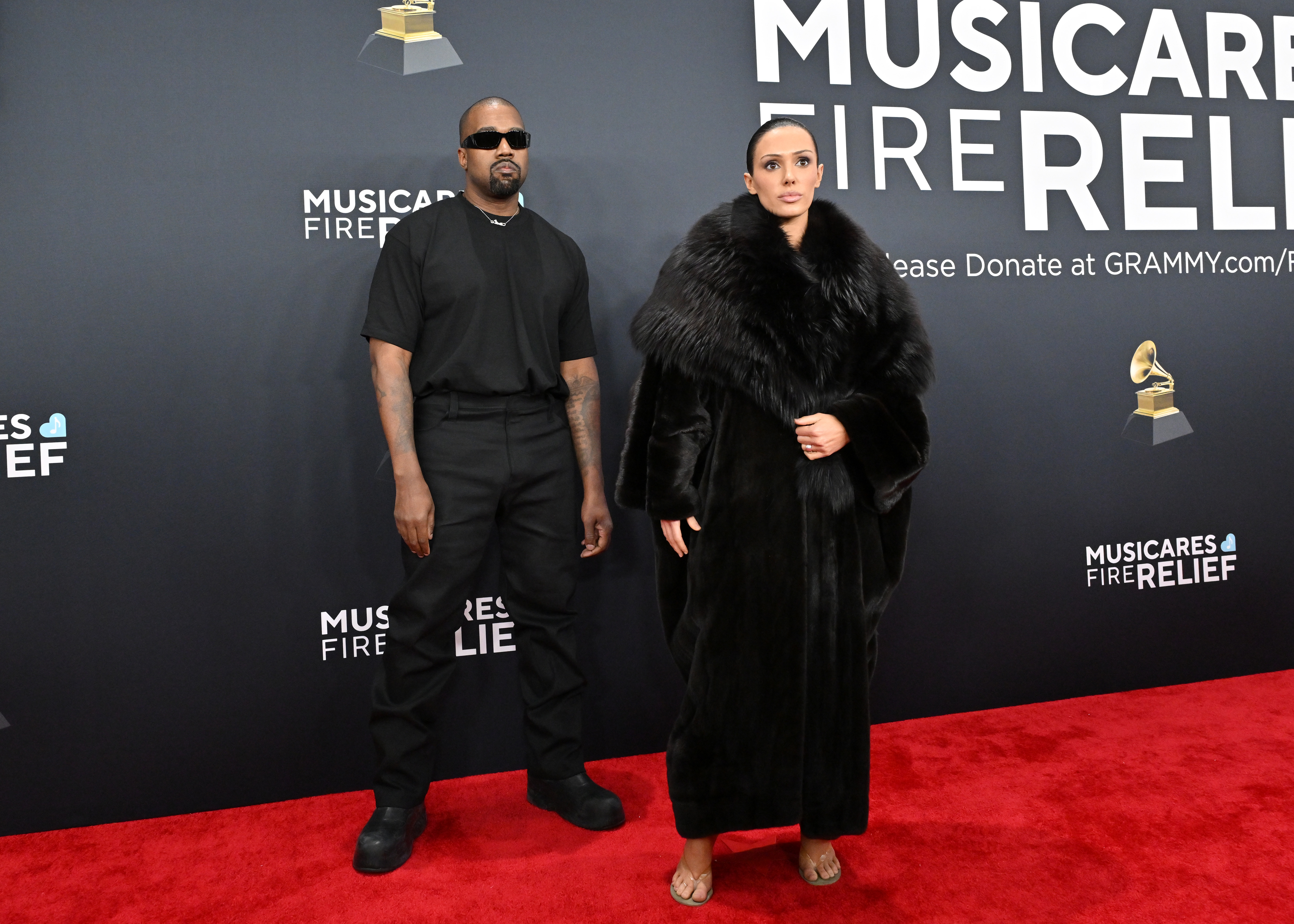 Kanye West und Bianca Censori auf dem roten Teppich der 67. Grammy Awards | Quelle: Getty Images