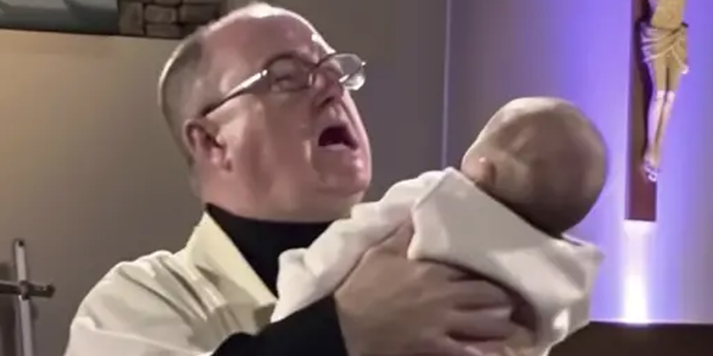 Ein schockierter Priester mit einem Baby im Arm | Quelle: Amomama