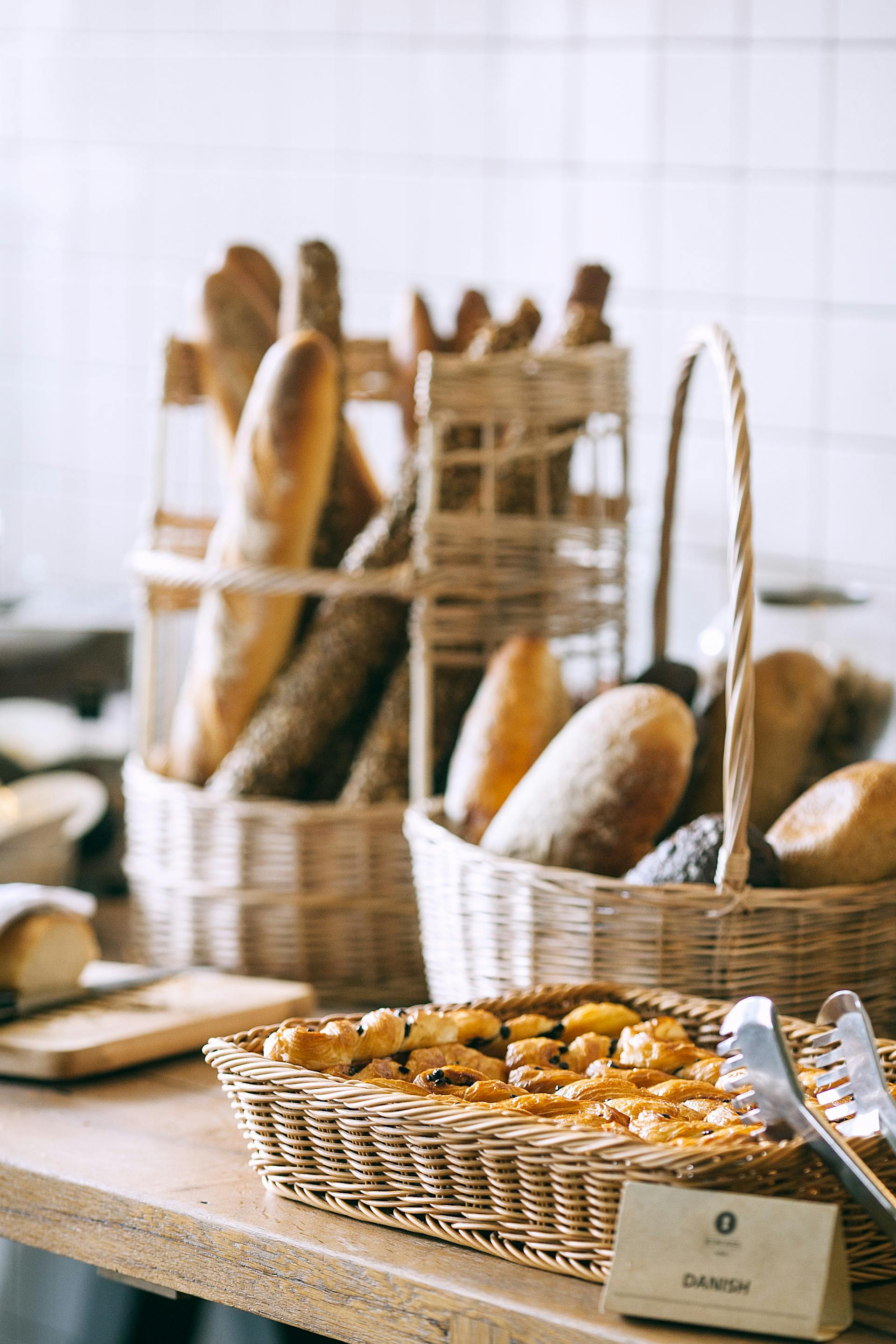 Eine Sammlung von gebackenem Brot und Brötchen in einem Bäckereiladen | Quelle: Pexels