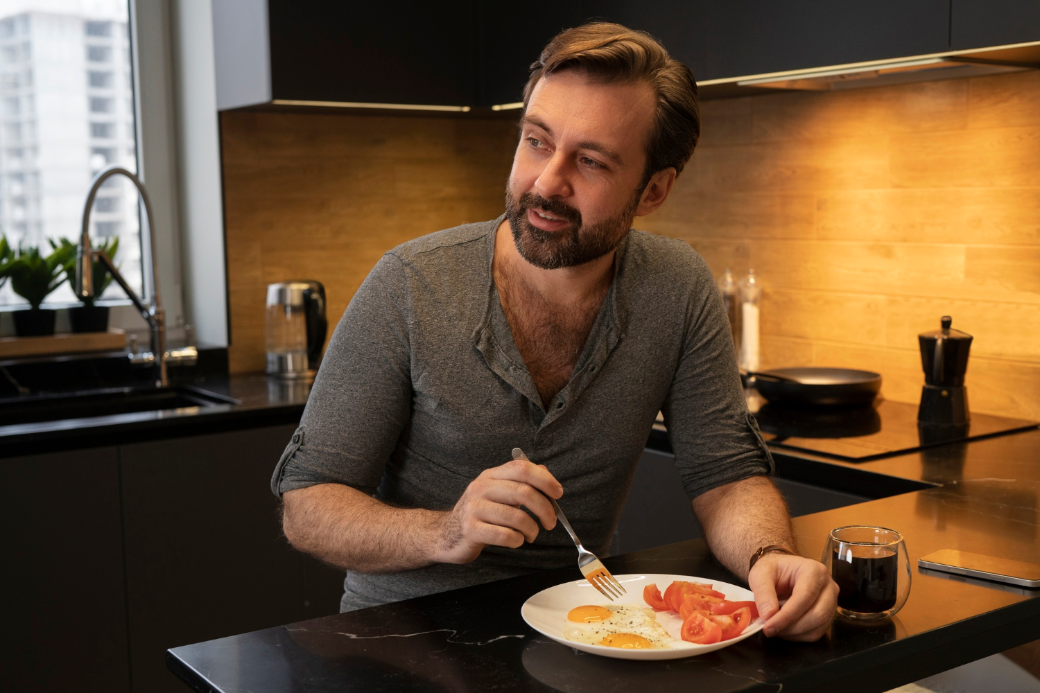 Ein erfreuter Mann isst seine Mahlzeit | Quelle: Freepik