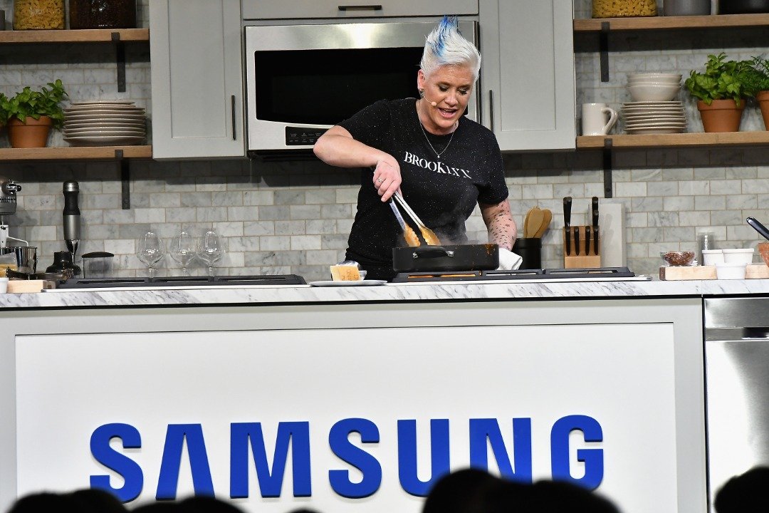 Anne Burrell bereitet einen Teller im Pier 94 am 14. Oktober 2017 zu. | Quelle: Getty Images