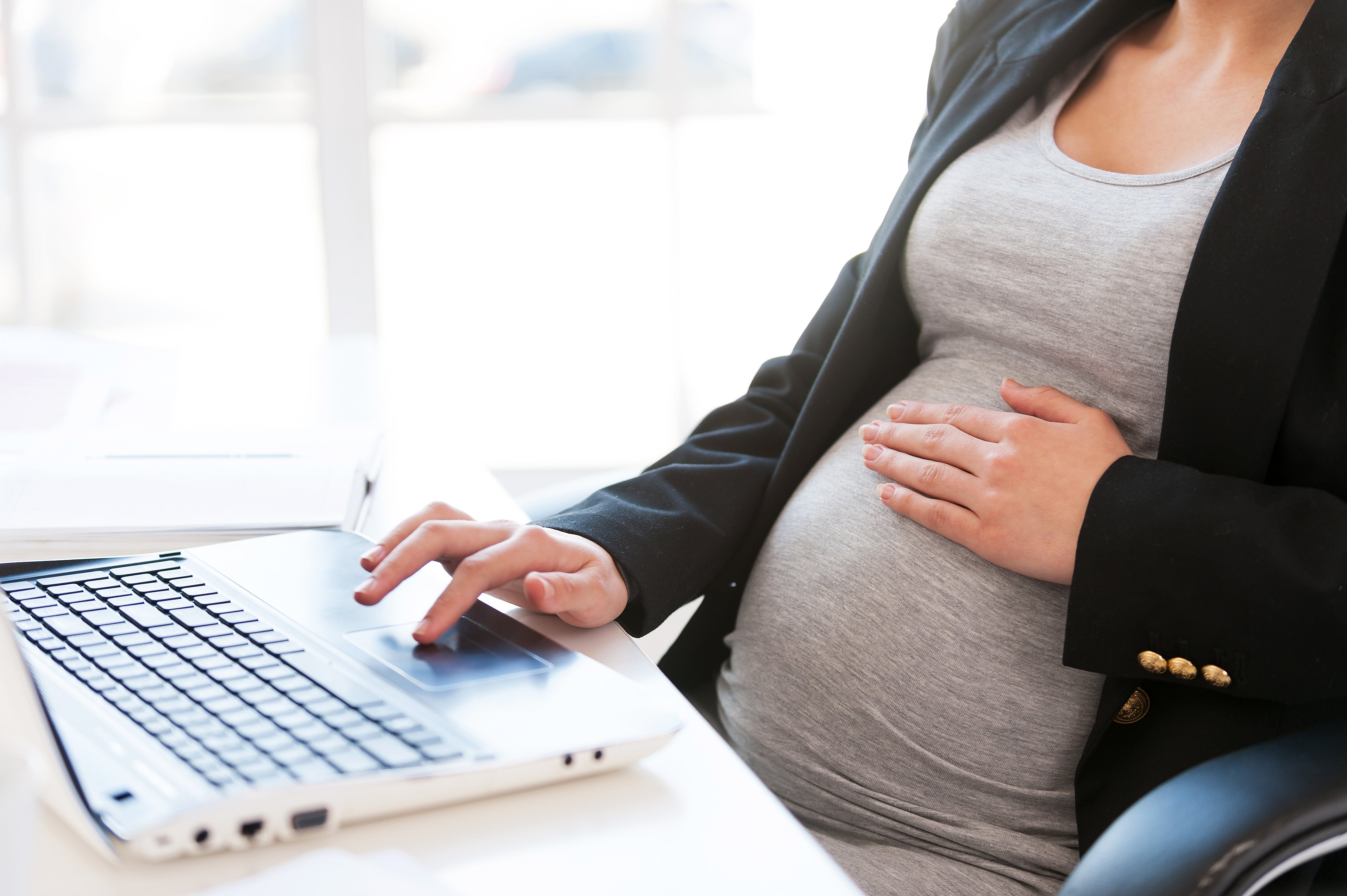 Schwangere Frau, die am Laptop arbeitet | Quelle: Shutterstock