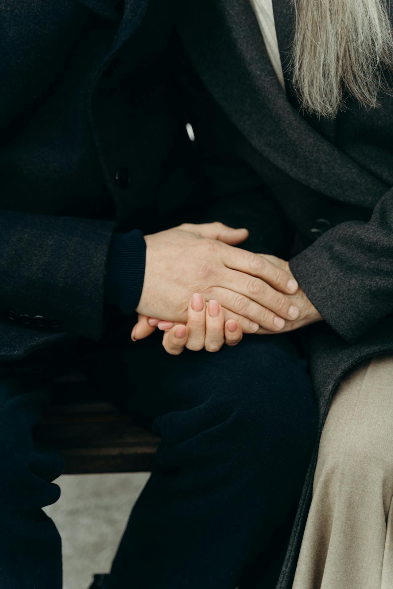 Ein älteres Paar hält sich an den Händen | Quelle: Pexels