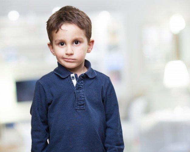 Jakob war ein kleiner Junge, der jeden Tag ins Café ging, nur um sich die Eisvitrinen anzuschauen oder an einem Tisch zu sitzen und den anderen Kunden beim Essen zuzusehen | Quelle: Freepik