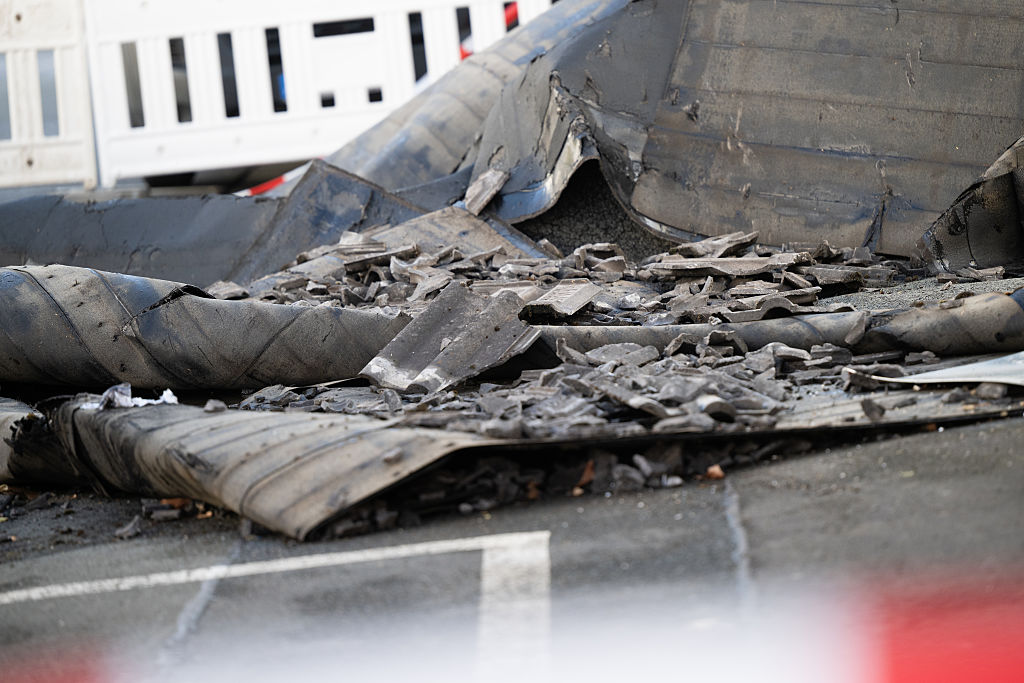 20. August 2026, Hessen, Wetzlar: Nach einem mutmaßlichen Tornado in Wetzlar-Münchholzhausen liegt ein Teil eines Daches auf der Straße | Quelle: Getty Images