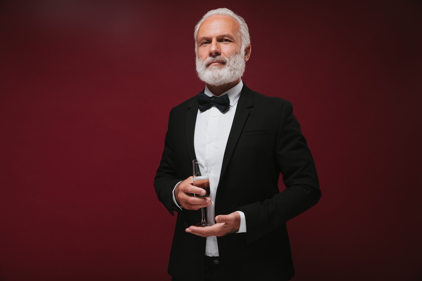 Ein Mann mit einem Glas Wein | Quelle: Freepik