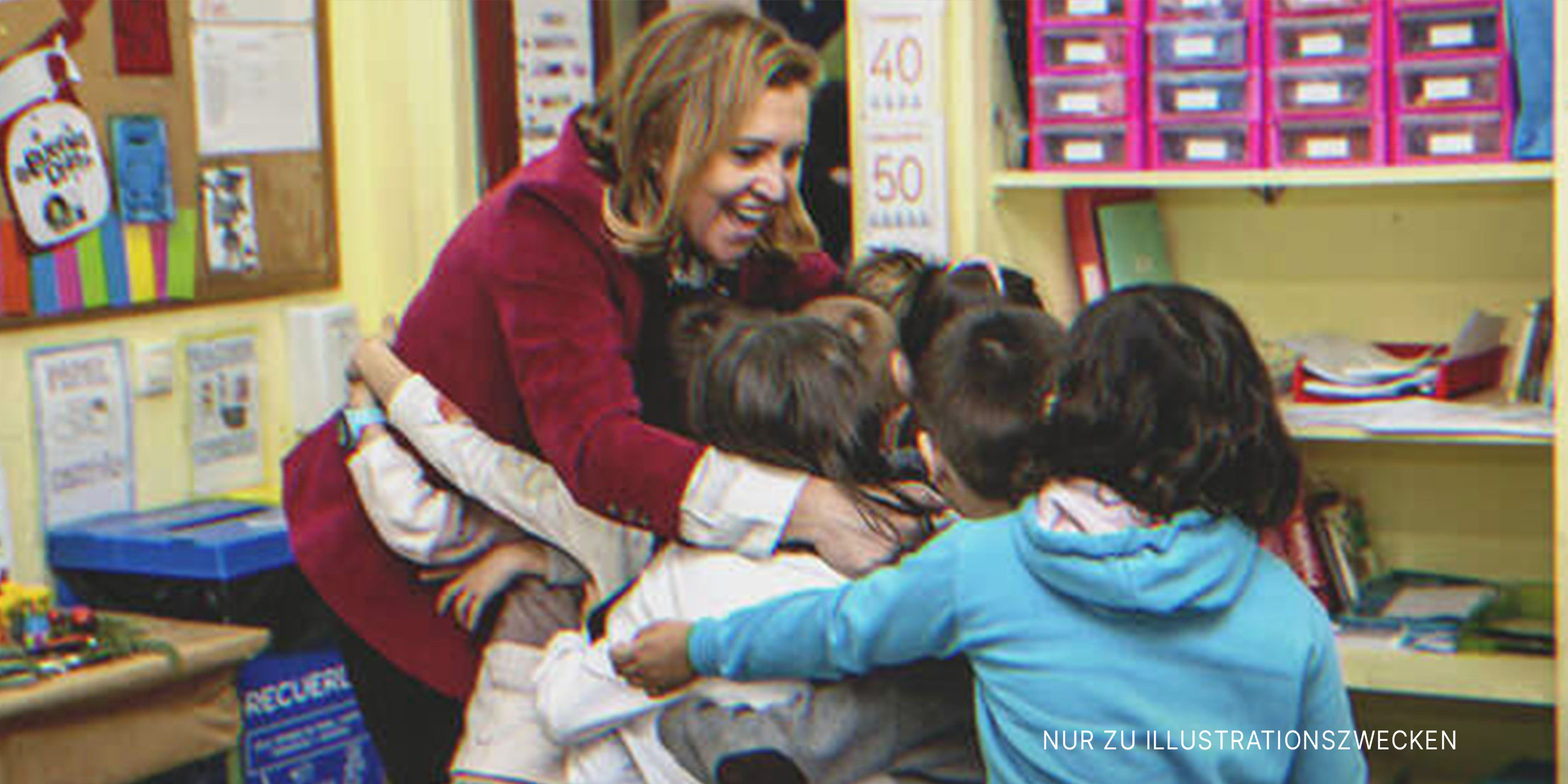 Eine Lehrerin umarmt ihre Schüler. | Quelle: Flickr/Junta de Comunidades de Castilla-La Mancha (CC BY-SA 2.0)