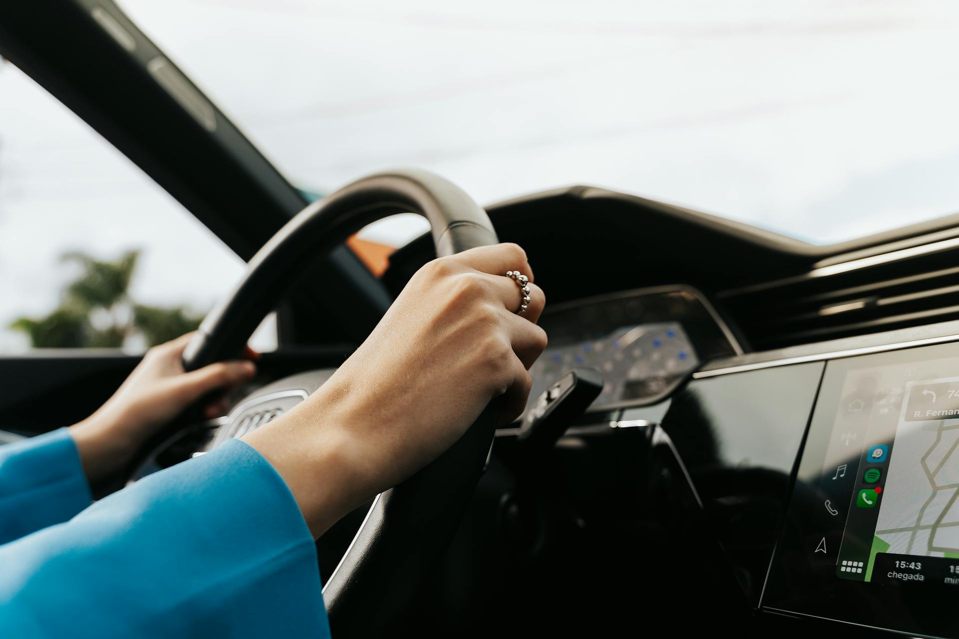 Eine Frau am Steuer eines Autos | Quelle: Pexels