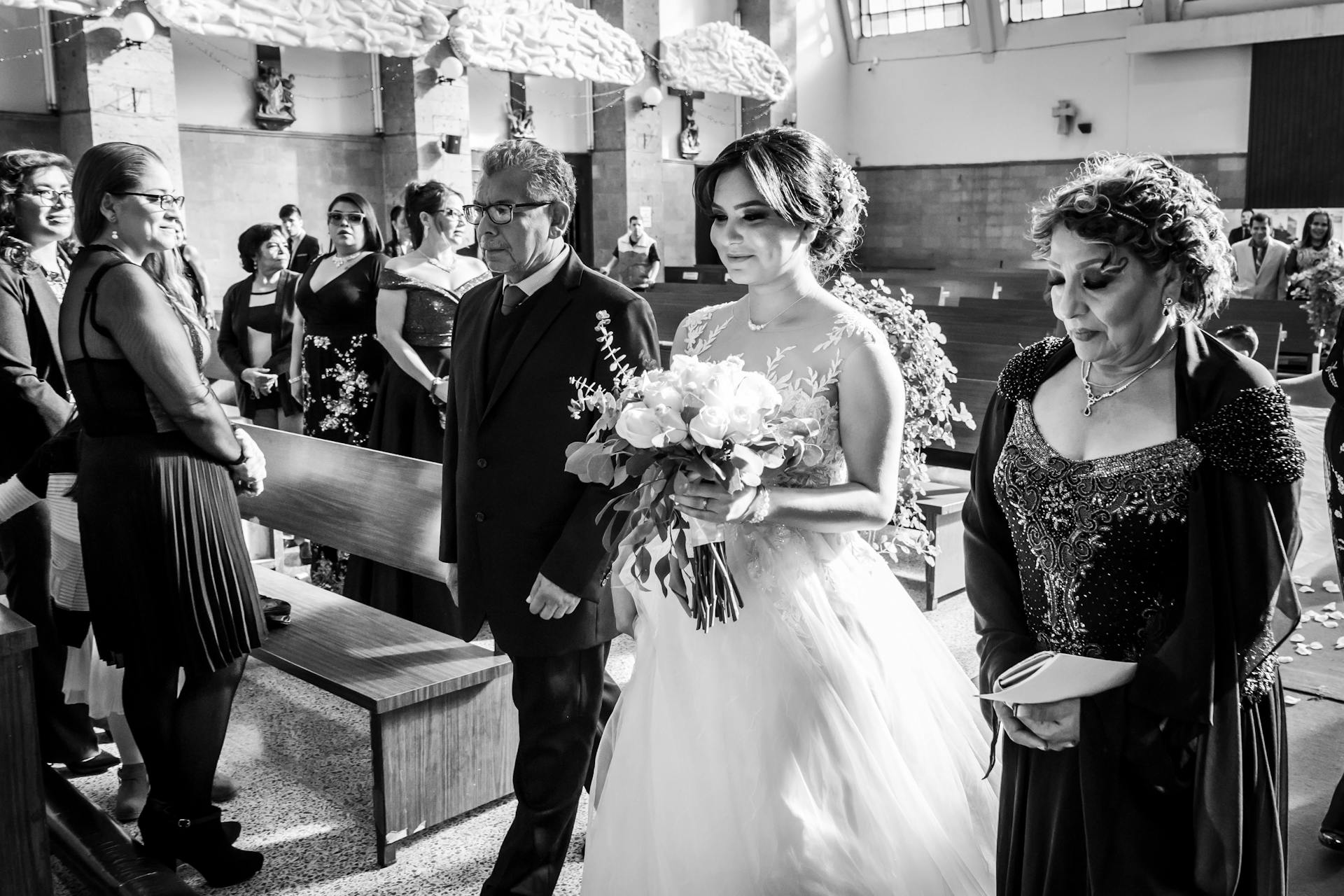 Graustufenaufnahme einer begeisterten Braut, die zum Altar schreitet | Quelle: Pexels