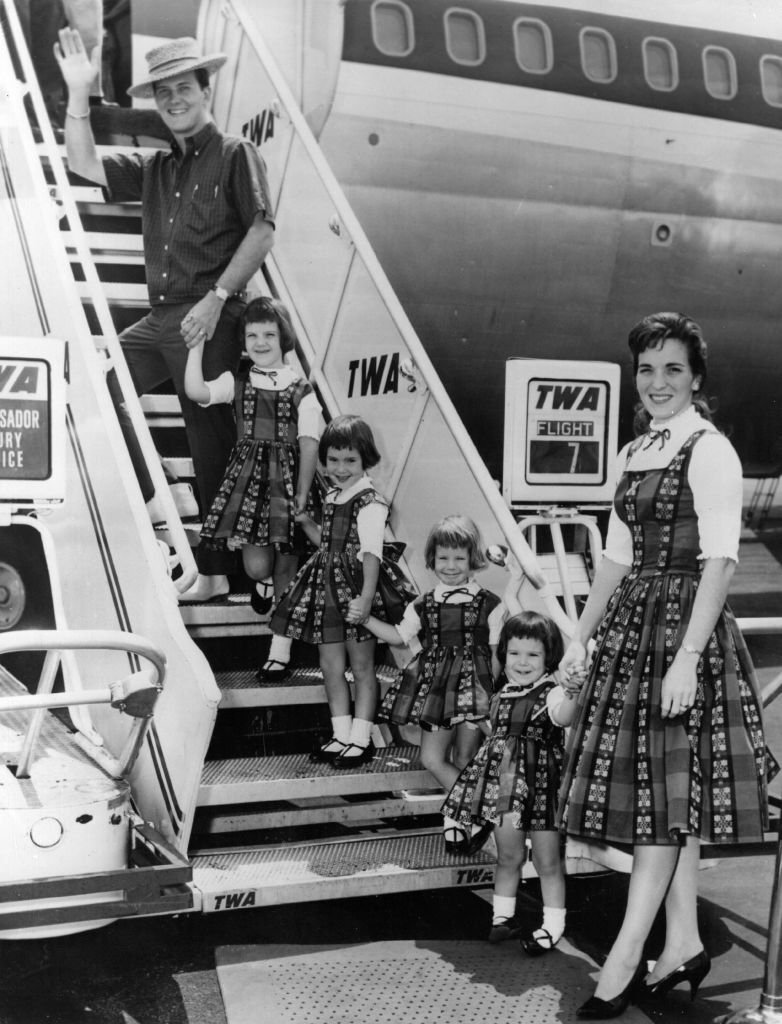 Pat und Shirley Boone mit ihren Töchtern Cherry, Lindy, Debby und Laury im Jahr 1959. | Quelle: Getty Images