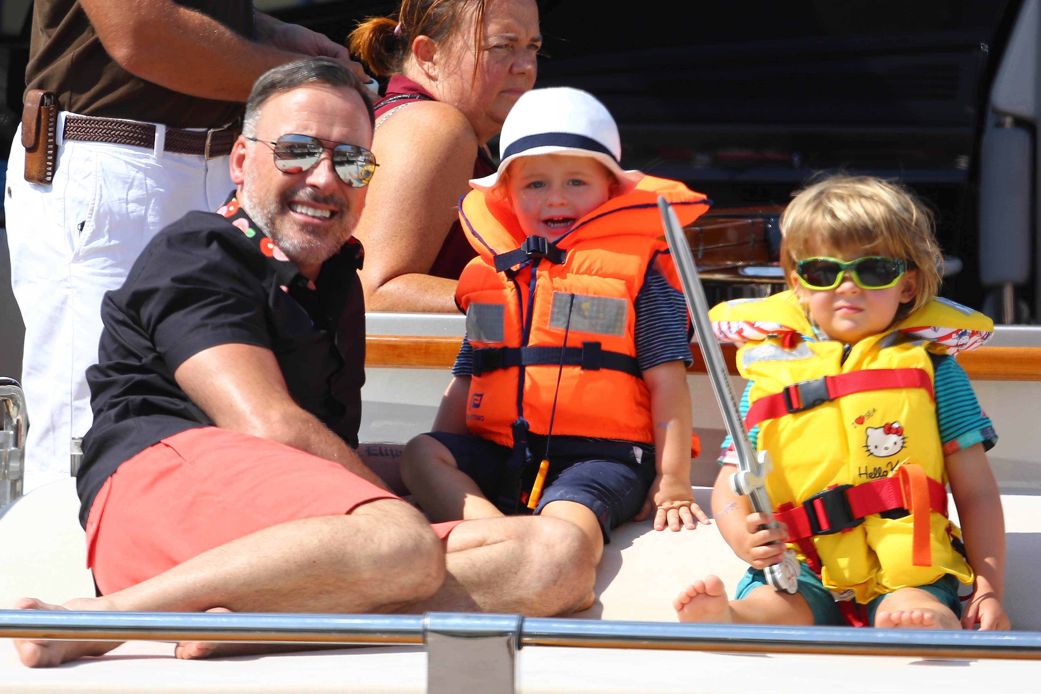 David Furnish mit seinen Söhnen Zachary und Elijah bei einem Familienausflug in Saint-Tropez, Frankreich, am 19. August 2014 | Quelle: Getty Images