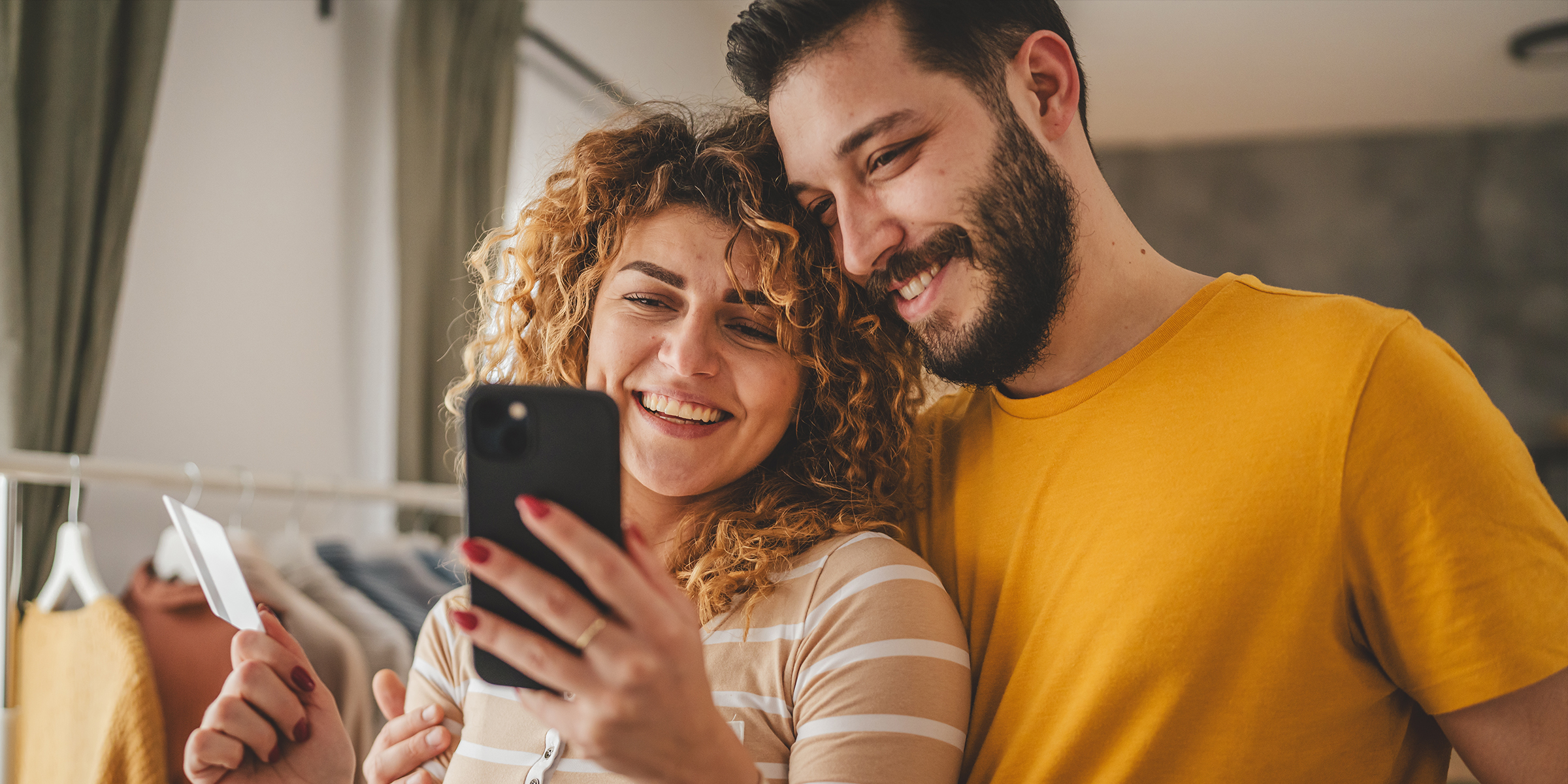 Ein Paar lächelt in ein Telefon | Quelle: Shutterstock