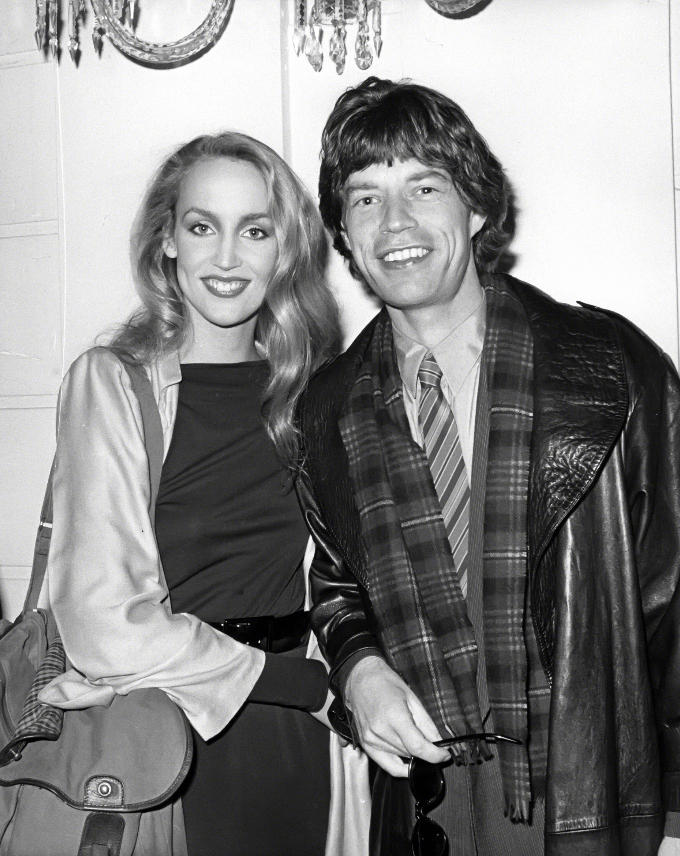 Jerry Hall und Mick Jagger besuchen eine Modenschau am 1. Januar 1977 in New York City. | Quelle: Getty Images