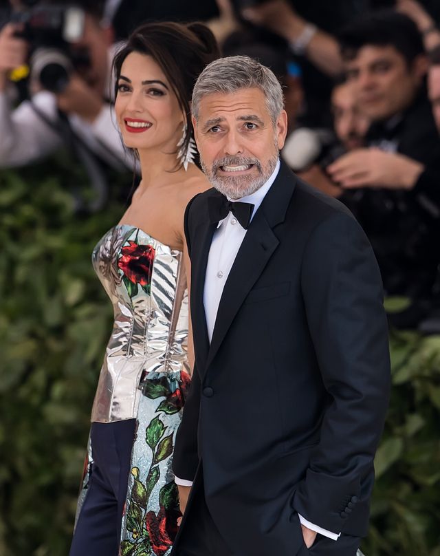 Amal und George Clooney bei der Ankunft zur Heavenly Bodies: Fashion & The Catholic Imagination Costume Institute Gala on May 5, 2018 in New York City | Source: Getty Images