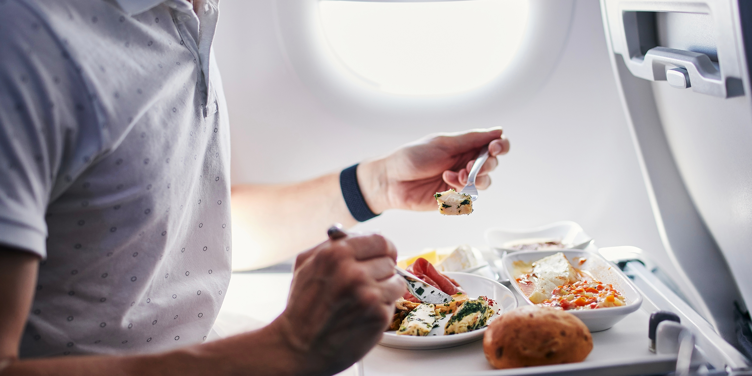 Essen im Flugzeug | Quelle: Shutterstock