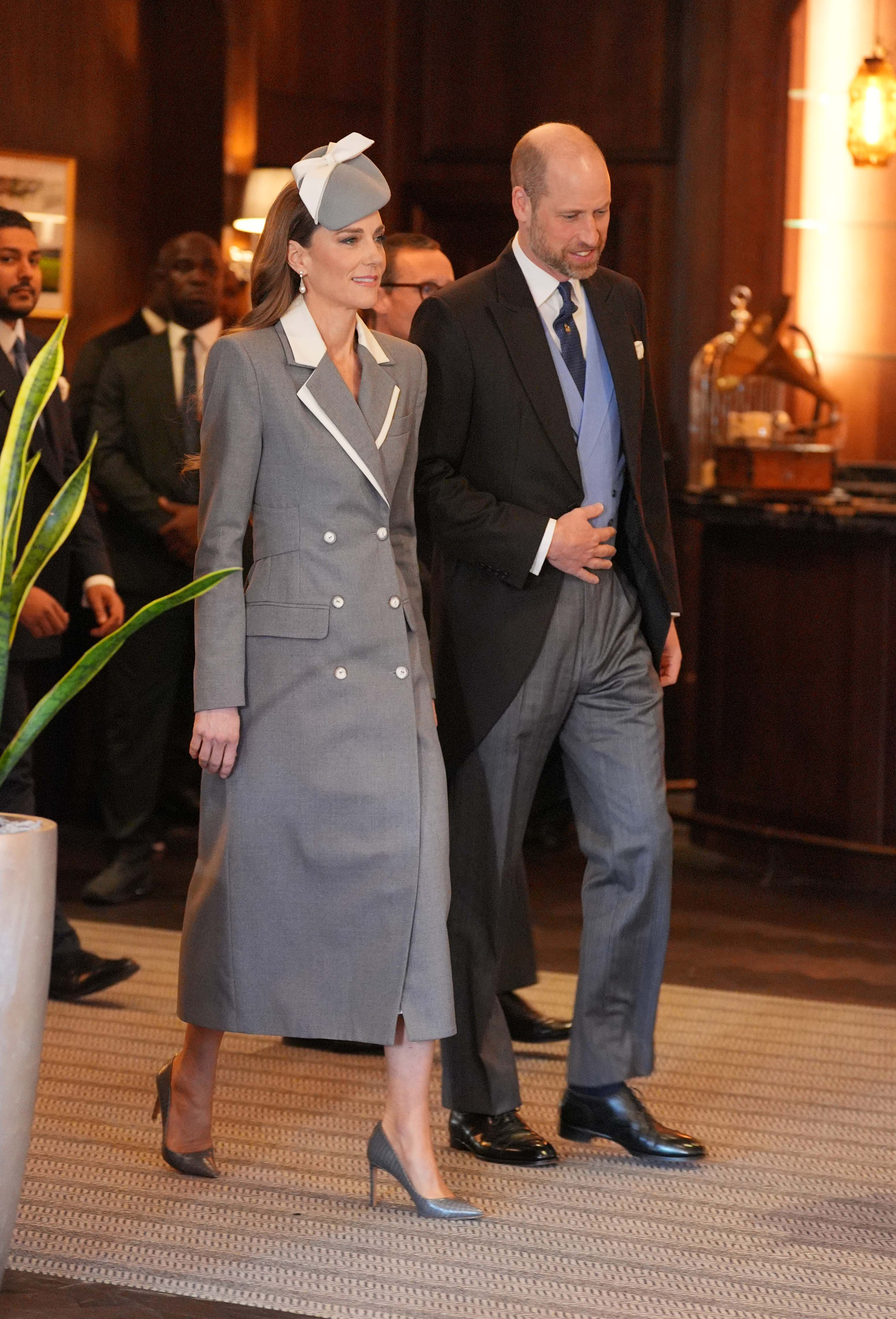 Catherine, Prinzessin von Wales, trifft zusammen mit Prinz William am 18. März 2026 im Fairmont Windsor Park Hotel ein, um den nigerianischen Präsidenten Bola Ahmed Tinubu und First Lady Oluremi Tinubu zu empfangen – damit beginnt der Staatsbesuch aus Nigeria. Passend zum Anlass trägt Catherine ein maßgeschneidertes graues Zweireiher-Mantelkleid mit weißem Revers und weißen Knöpfen, dazu einen passenden Pillbox-Hut mit Schleife und graue Pumps. | Quelle: Getty Images