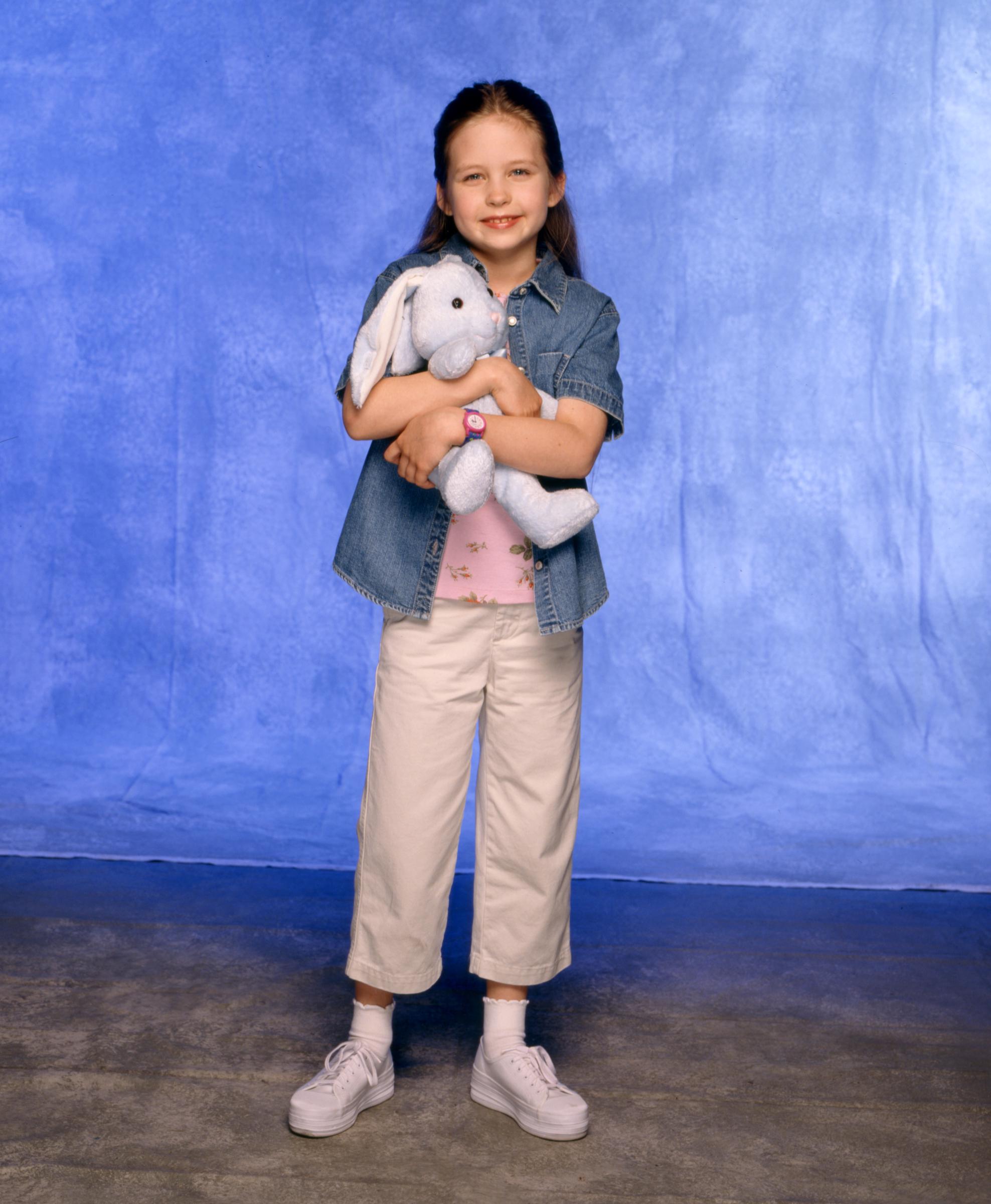 Daveigh Chase posiert mit einem Plüschhasen, während sie in dem Fernsehfilm die Rolle der Anna spielt „From Where I Sit“, eines von mehreren Projekten, in denen sie auftrat, bevor sie sich nach 2016 weitgehend von der Schauspielerei zurückzog. | Quelle: Getty Images