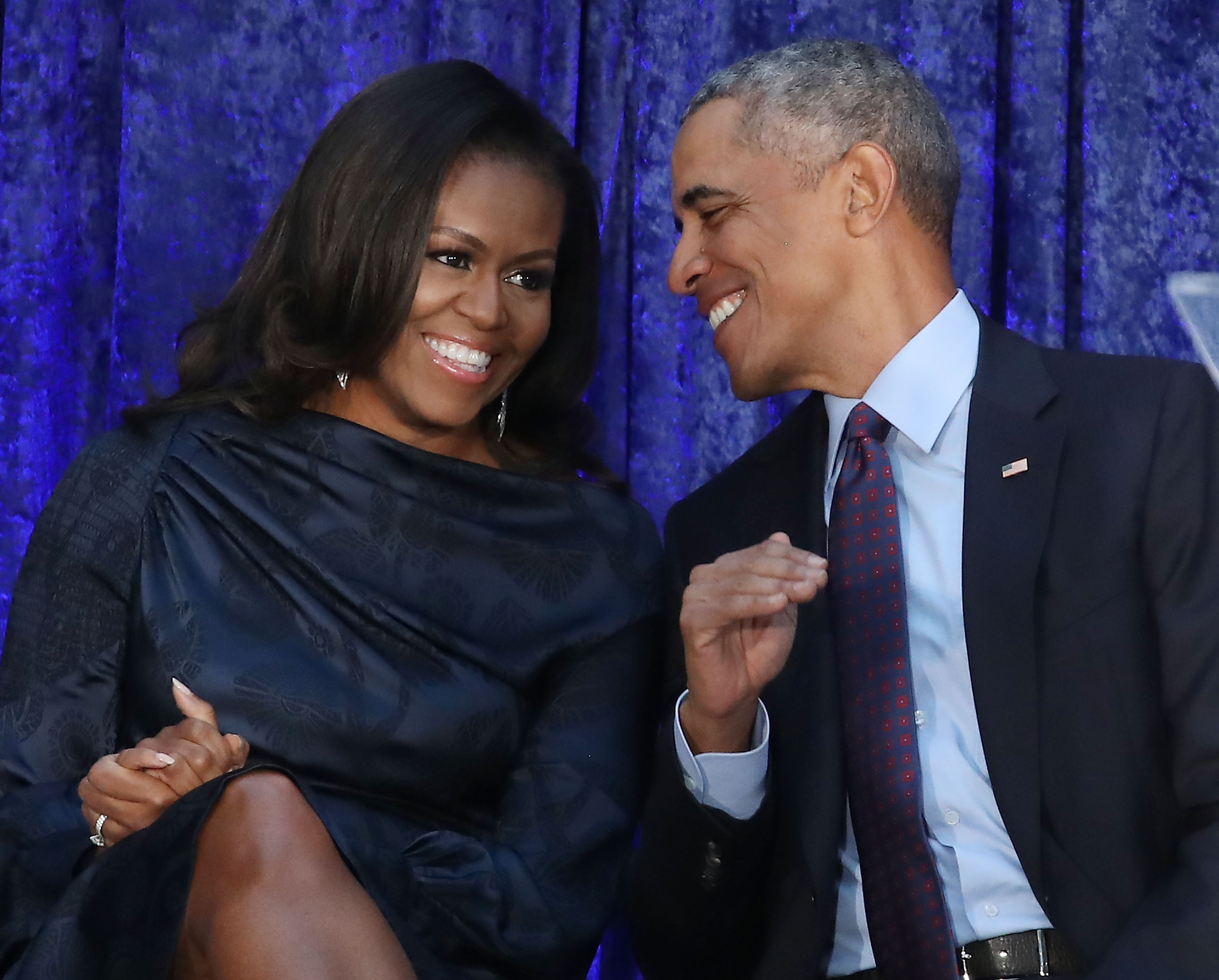 First Lady Michelle Obama und der ehemalige US-Präsident Barack Obama bei der Enthüllung ihrer offiziellen Porträts während einer Zeremonie in der Smithsonian's National Portrait Gallery am 12. Februar 2018 in Washington, D.C. | Quelle: Getty Images