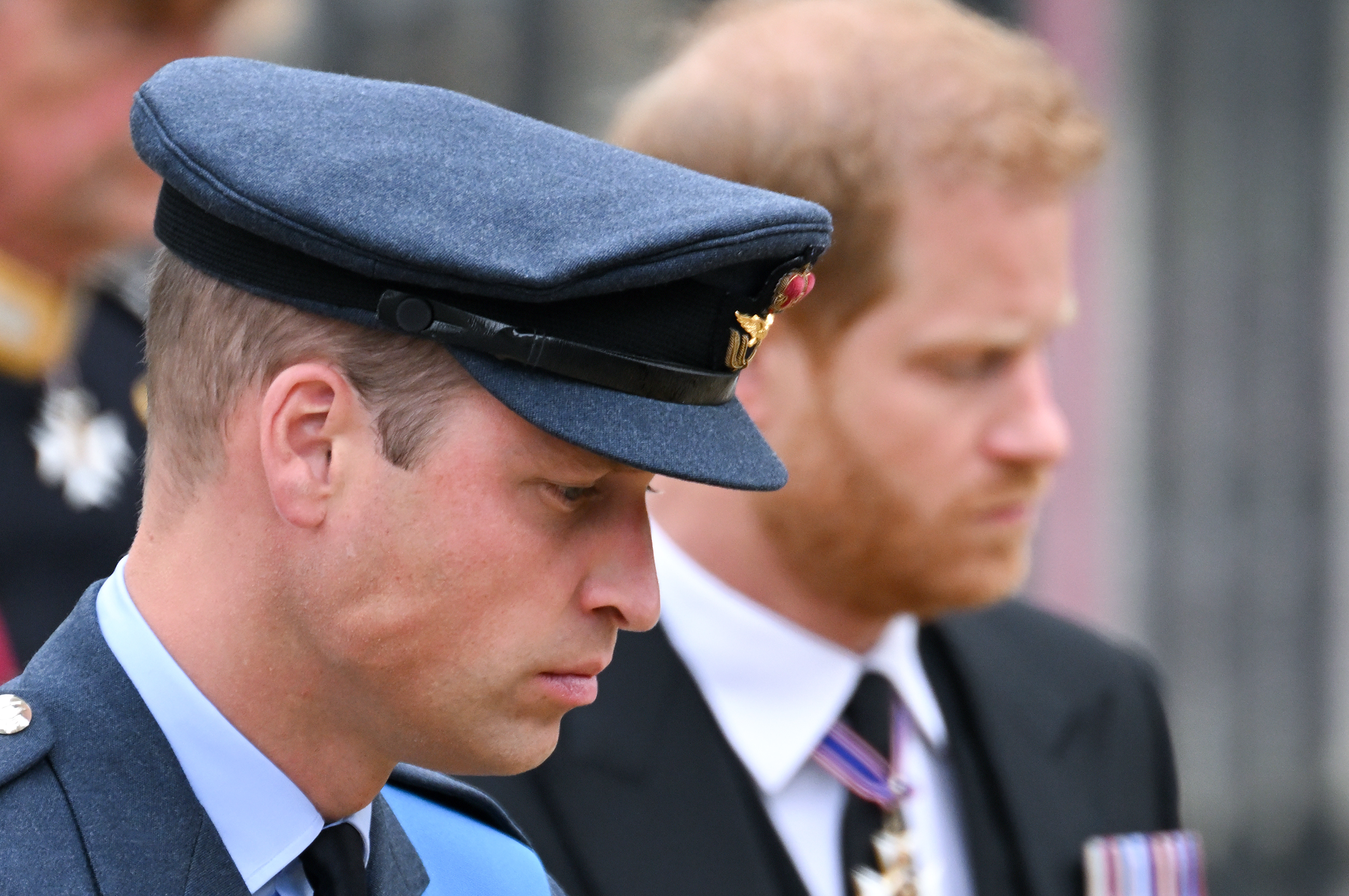 Prinz William und Prinz Harry während des Staatsbegräbnisses von Königin Elizabeth II. in der Westminster Abbey am 19. September 2022 in London, England | Quelle: Getty Images