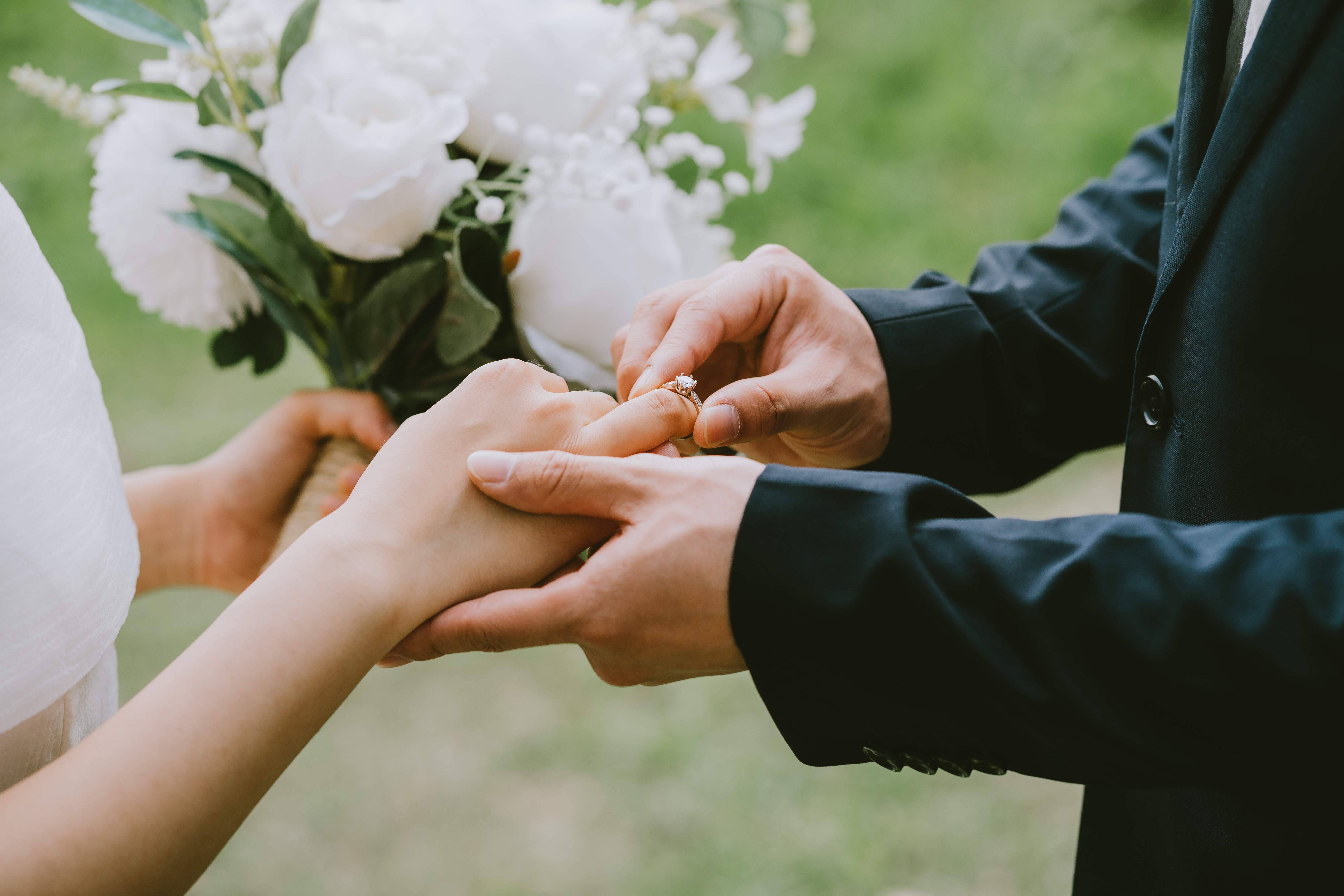 Mann steckt seiner Verlobten einen Ring an den Finger | Quelle: Shutterstock