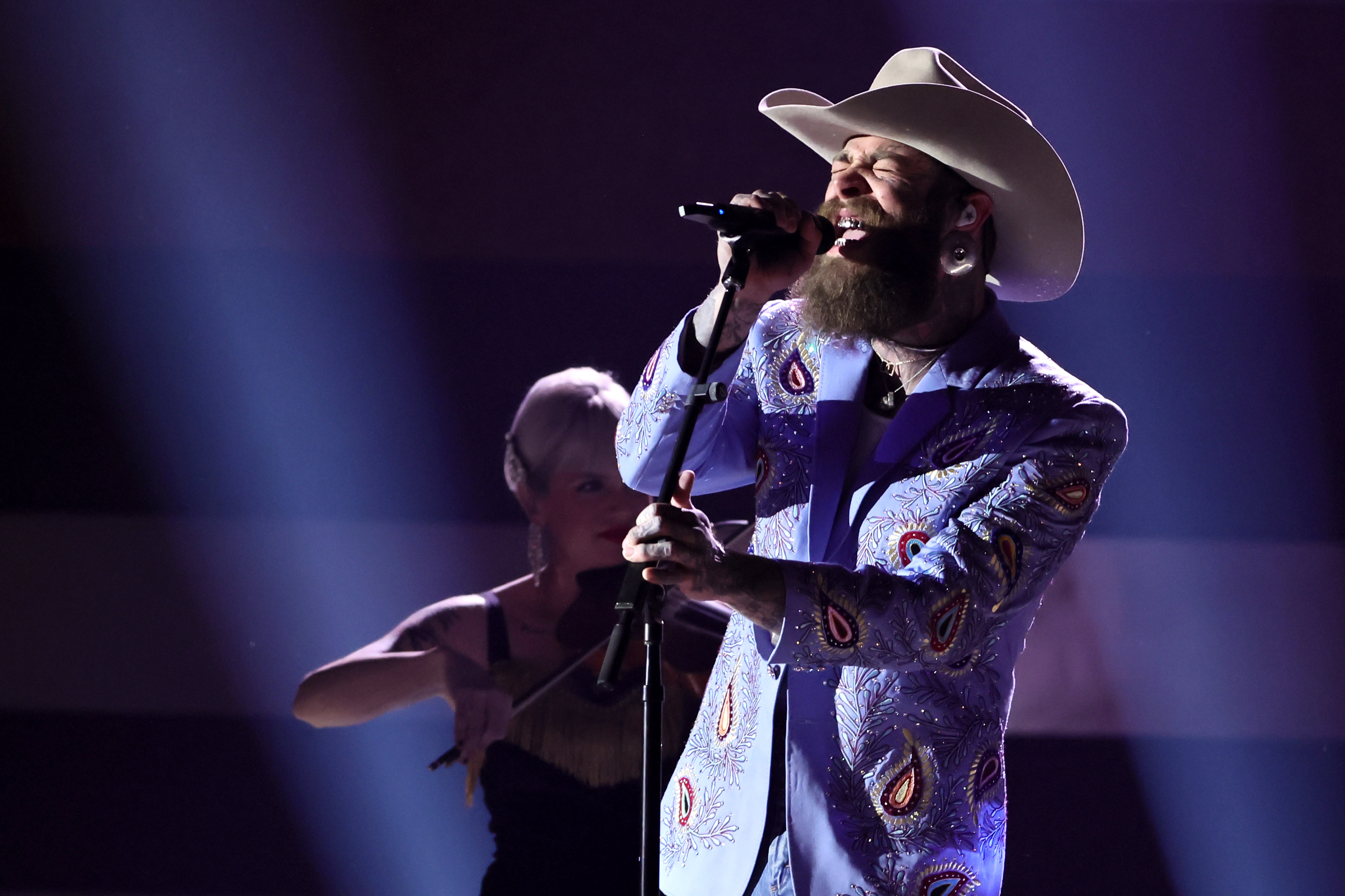 Post Malone tritt auf der Bühne der 58th Annual CMA Awards am 20. November 2024 in Nashville, Tennessee, auf. | Quelle: Getty Images