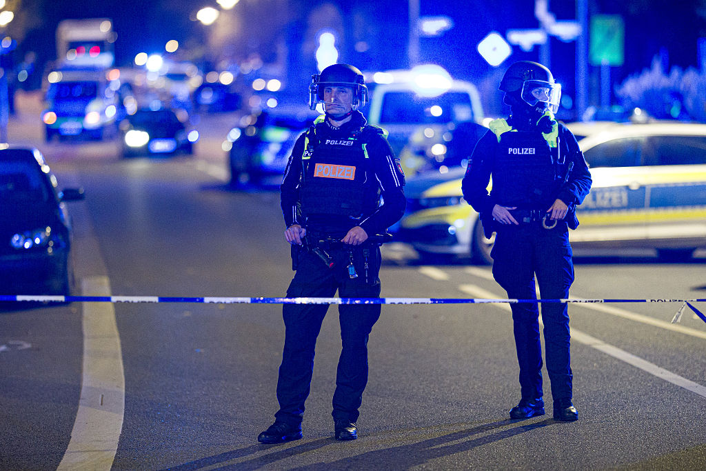 27 October 2026, Niedersachsen, Neustadt am Rübenberge: Ein BMW steht nachts am Ort eines Vorfalls in der Region Hannover. Einsatzkräfte hatten zuvor auf ein Auto geschossen, das in eine Menschengruppe gefahren war. | Quelle: Getty Images