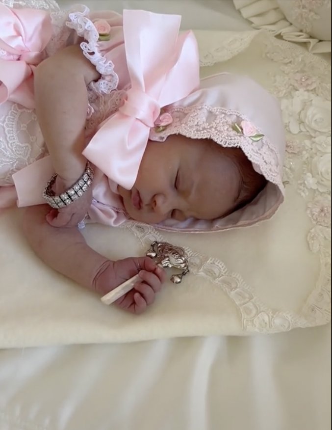 Queenianna schlafend in ihrem Kinderbett in einem TikTok-Video vom 18. Oktober 2023 | Quelle: tiktok.com/@florentinahoward1