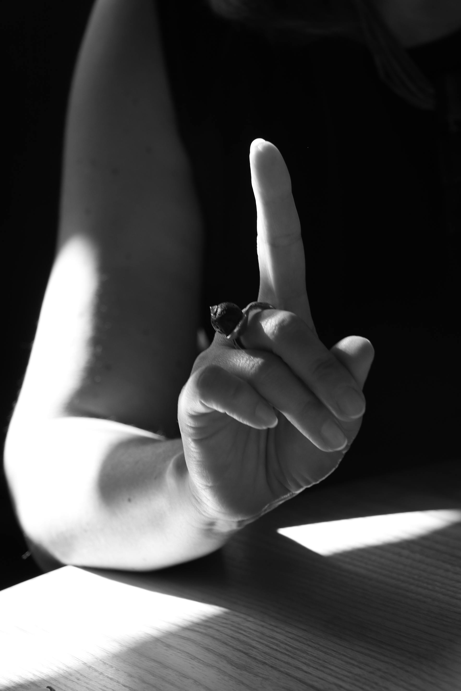 Eine Frau, die mit dem Finger zeigt | Quelle: Pexels