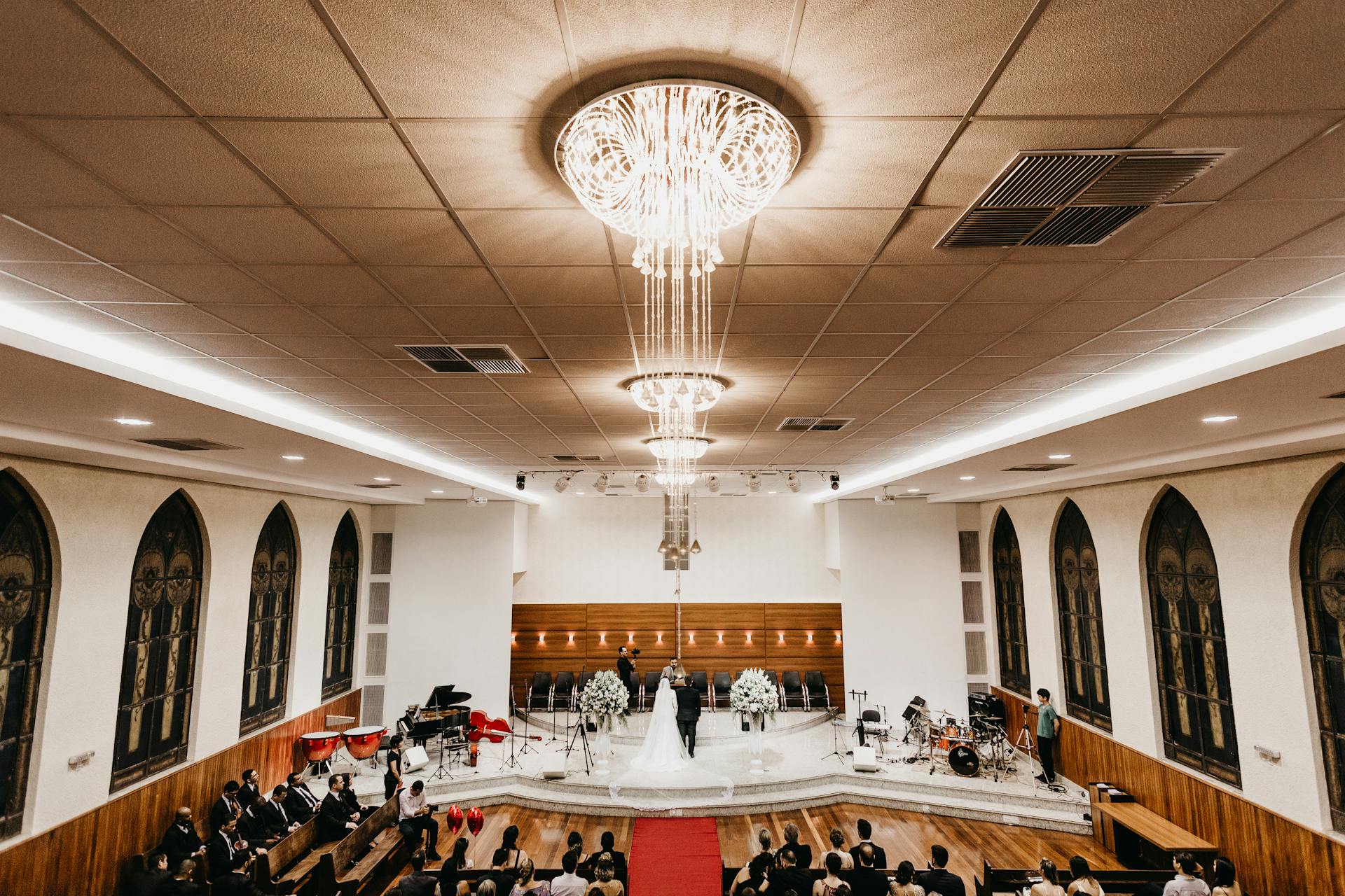 Eine mit Gästen gefüllte Kirche während einer Hochzeit | Quelle: Pexels